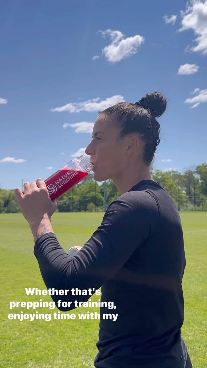 アリ・クリーガーのインスタグラム：「Being a working mom can be stressful! IYKYK. But luckily, I stay vitalized with #PowerBeets which help me #FeelNaturesPower and aids my focus and mental alertness. I love the taste, which is un-Beet-able 😉 With increased circulation that energizes my whole body, I can spend time with my amazing kids and keep up with training while on the field. Want to feel nature’s power? Use my code ALI25 for 25% off right now with the link in my bio! #NaturesSunshinePartner」