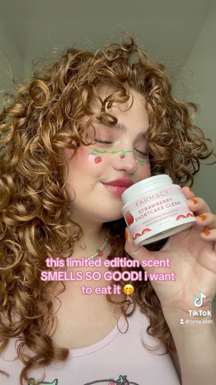 ブリー・キッシュのインスタグラム：「it’s time to DITCH YOUR MAKEUP WIPES 🍓✨ @farmacybeauty’s Strawberry Shortcake Clean Cleansing Balm not only smells absolutely delicious, it melts away stubborn eye makeup, foundation, SPF + pollution residue all while leaving skin HYDRATED and SILKY SMOOTH ☁️ it’s essentially magic 🪄 #FarmacyPartner @sephora @sephoracanada」