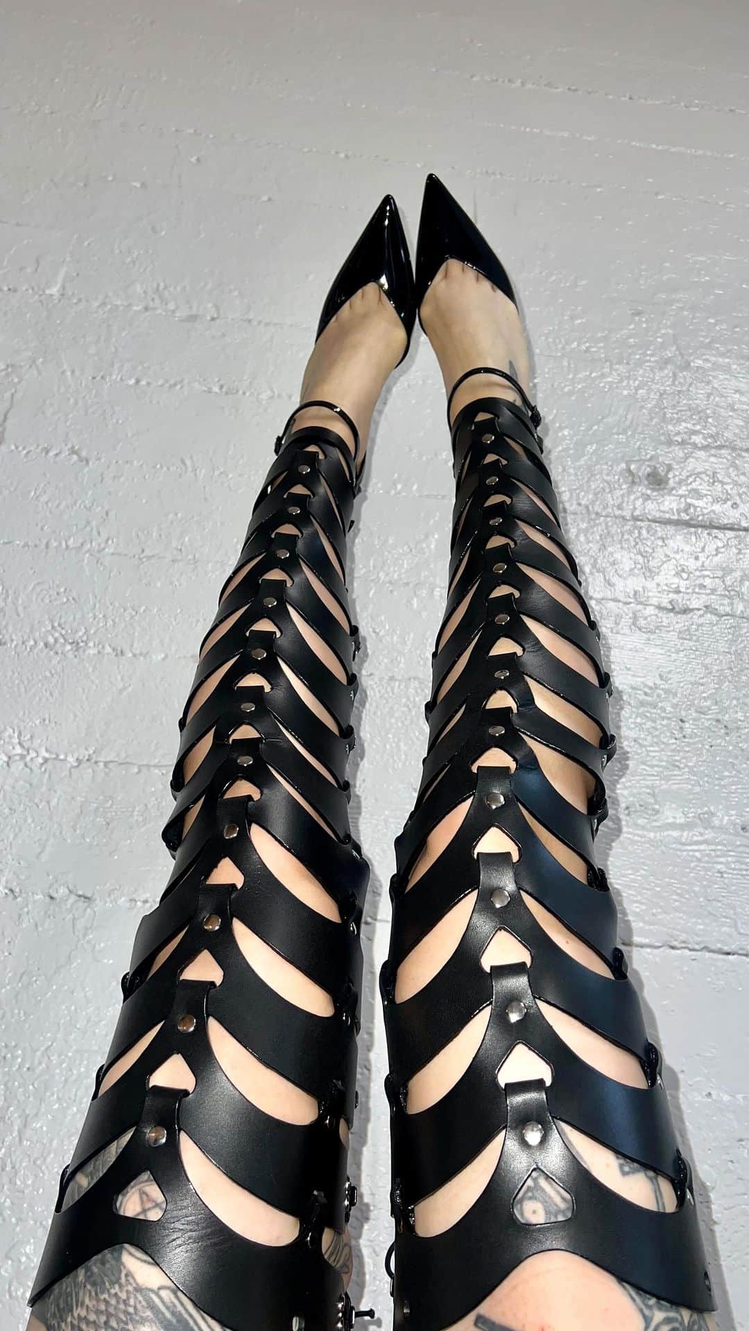 ZANA BAYNEのインスタグラム：「The Thigh High Cut-Out Bootstraps 🌹」