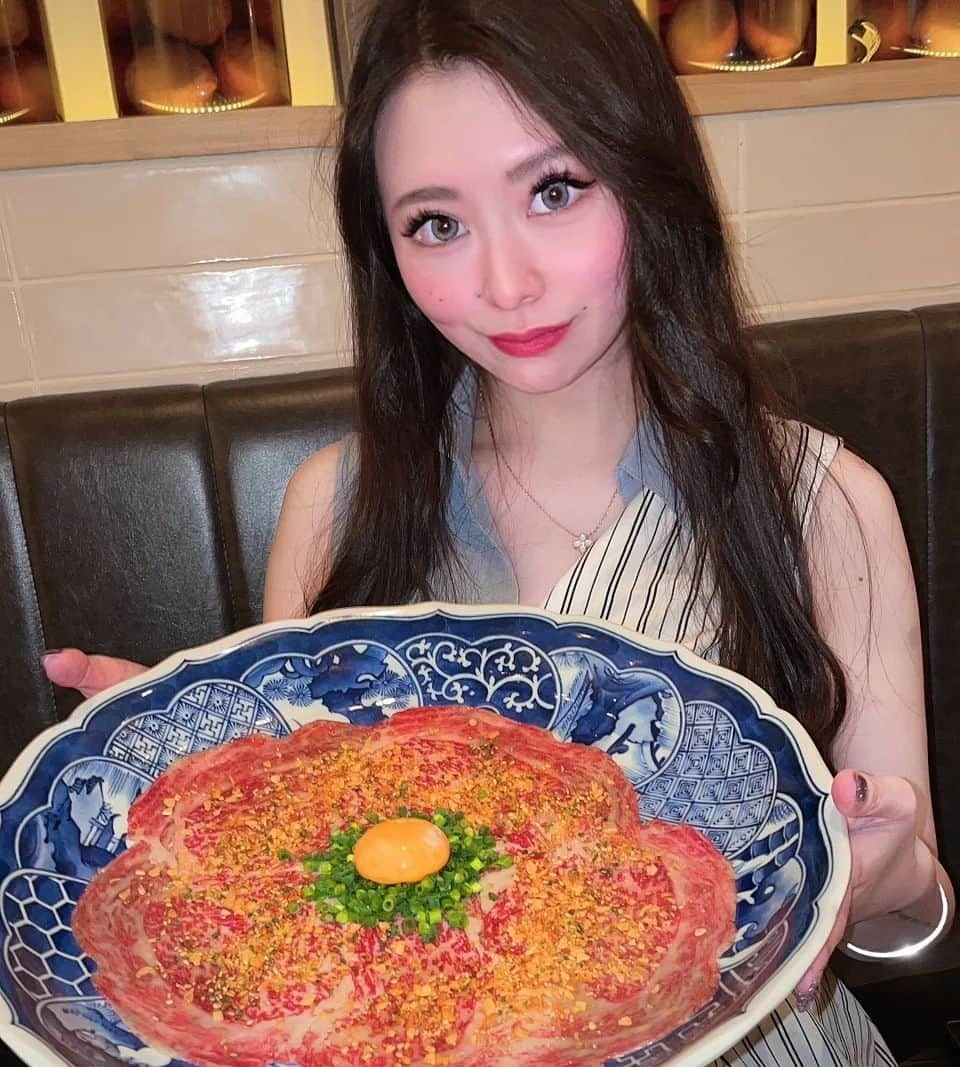 愛沢さらのインスタグラム：「ユッケとサーロイン食べ放題の焼肉屋さん❤️⁡ ⁡⁡ ⁡おなかいっぱい🥺」