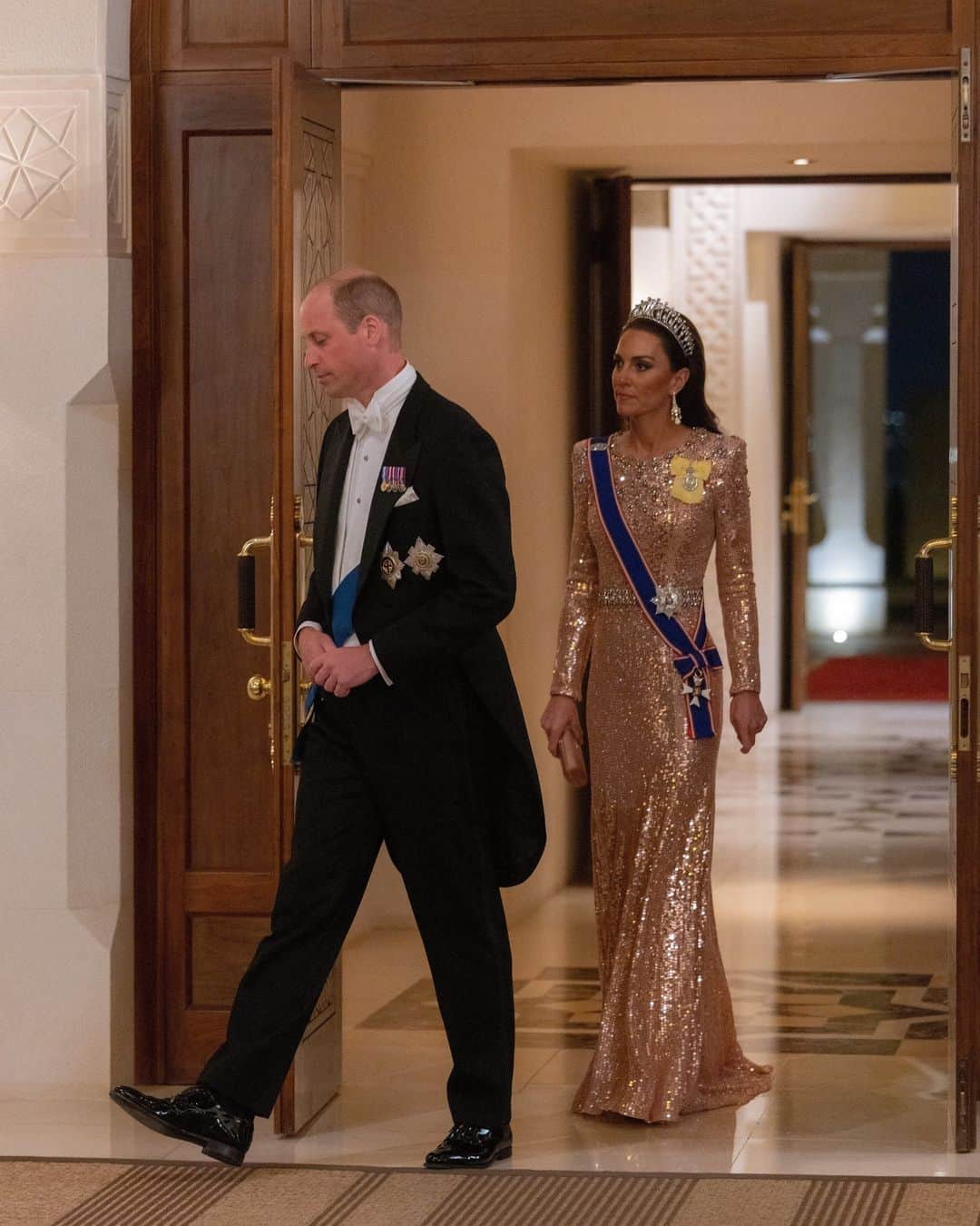 Vogueさんのインスタグラム写真 - (VogueInstagram)「Kate Middleton has been pictured in full princess mode once again. While attending the state banquet celebrating the wedding of Crown Prince Hussein of Jordan and Princess Rajwa Al Saif in Amman, Jordan, the royal opted or a dazzling pink @jennypackham gown, continuing the series of all-pink looks she’s sported over the past week, paired with a matching Prada clutch. She also wore the Lover’s Knot tiara, previously worn by both Princess Diana and the late Queen Elizabeth. Tap the link in our bio to see more.」6月3日 2時30分 - voguemagazine