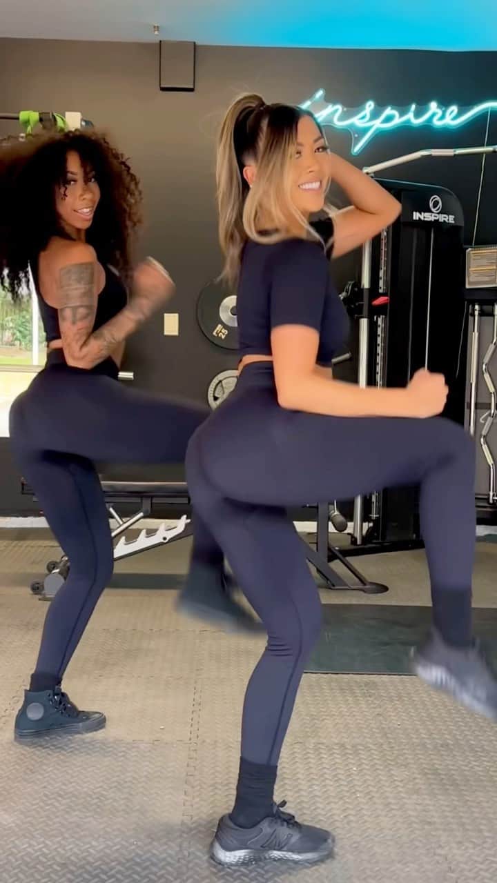 リアン Vのインスタグラム：「Told y’all I was gonna bump like this… 🍑😍 Friday MOOD! Wearing my @shoplianev x @shopyahaira shapewear sets 🔥」