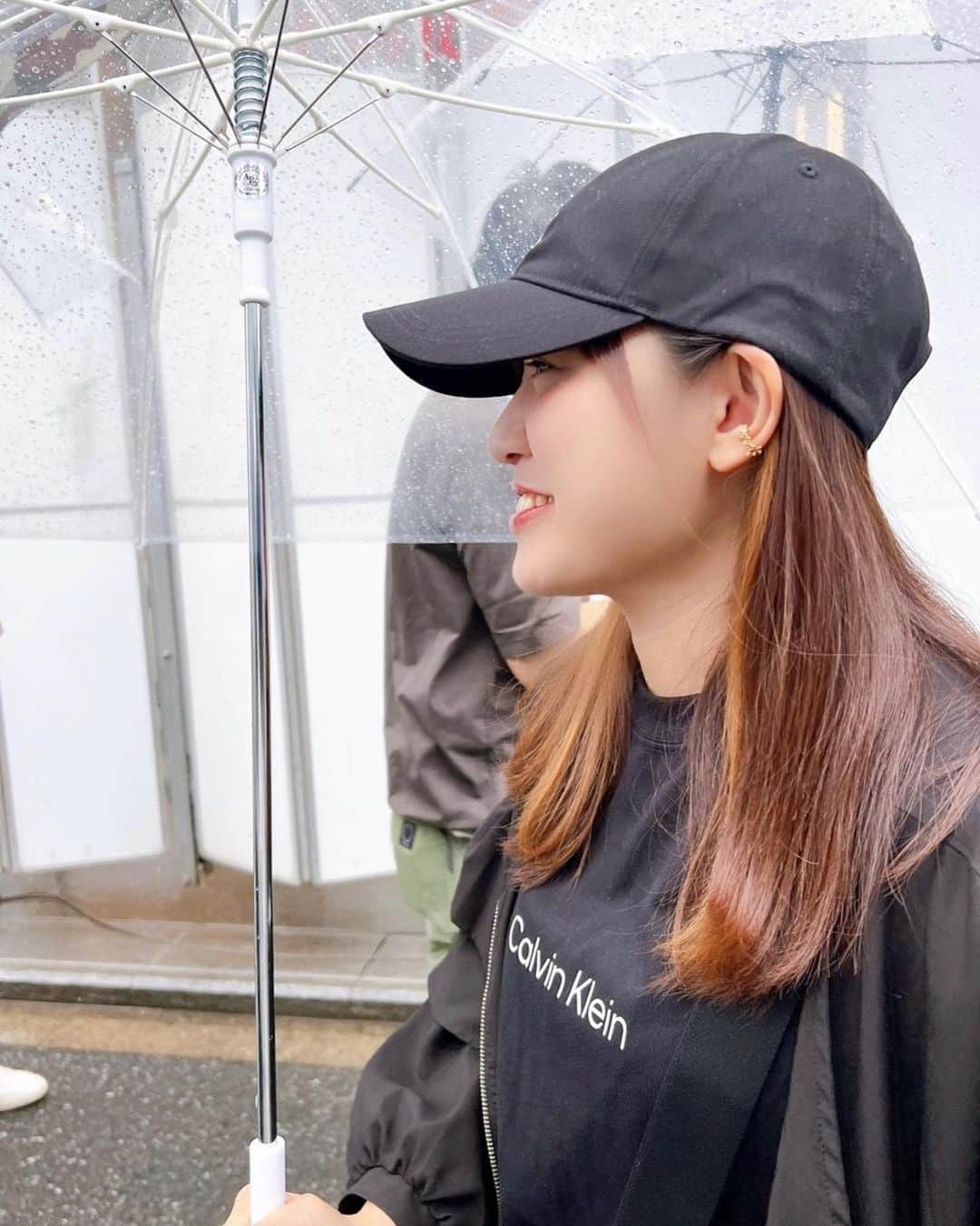 Riicoのインスタグラム：「☔️ 真っ黒コーデ好き🖤 ジョングクのおかげでckも好きになったのでめちゃくちゃ愛用してる( ᵒ̴̶̷̤໐ᵒ̴̶̷̤ )！🖤 キャップすると平フラのNICOちゃんおもいだす🦩ガチオタスタイル🙌🏻🤣🖤笑 ・ 梅雨に向けてつい先日、髪質改善ストレートをかけてきたのでこれで湿気に負けない🔥❤️‍🔥 けど流石にその影響で髪の色抜けてめっちゃ明るくなったw 友達にギャル！いわれてck似合う女になれてるんかなと思って嬉しくなった(?)🫶🏻 悪天候だったから早め解散だったけど楽しくて良い1日でした💜 いつもありがとう🥰 ・ みんなこの天気…警報レベルだし自然災害とかこわいよね…くれぐれもお気をつけて過ごしてね🥲 (急なリアルタイム更新wまだ溜めてる5月の写真ある🤫🙃w)」