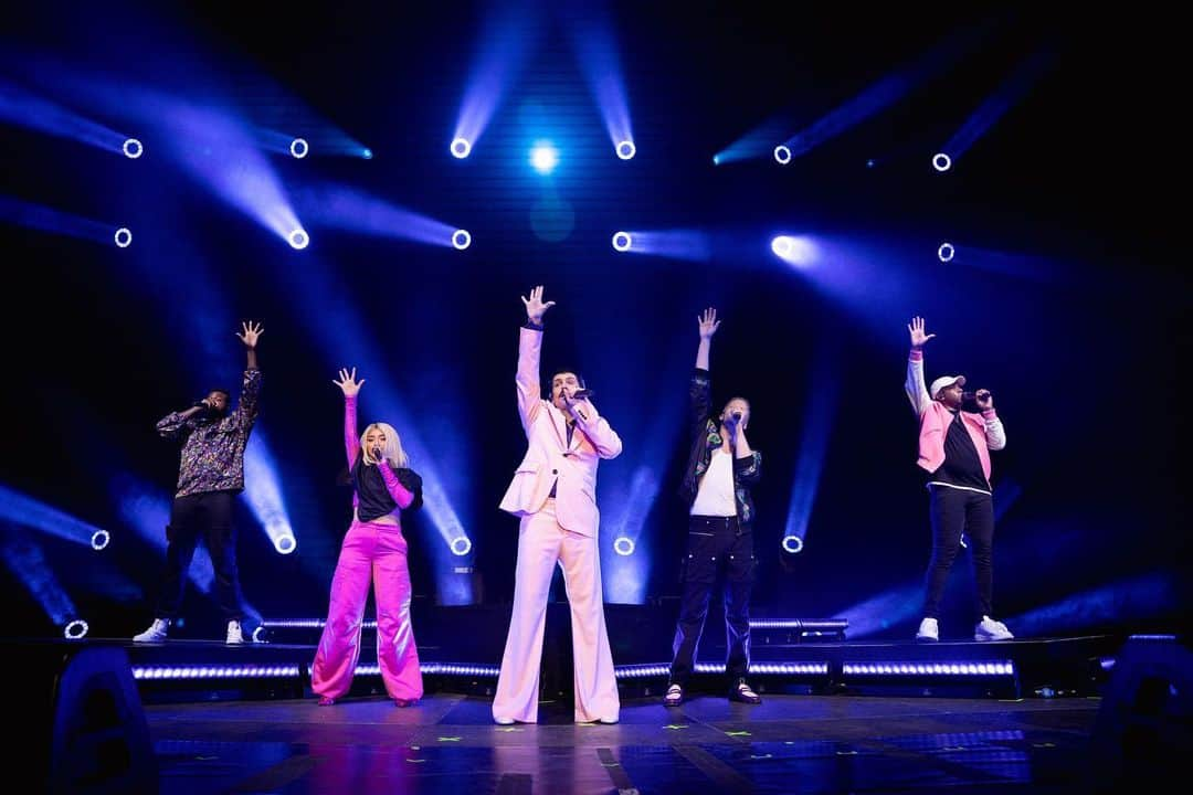 ペンタトニックスさんのインスタグラム写真 - (ペンタトニックスInstagram)「Flashback to all of that 🔥 energy Budapest brought to #PTXTheWorldTour 💙  📸: @hausdo」6月3日 2時39分 - ptxofficial