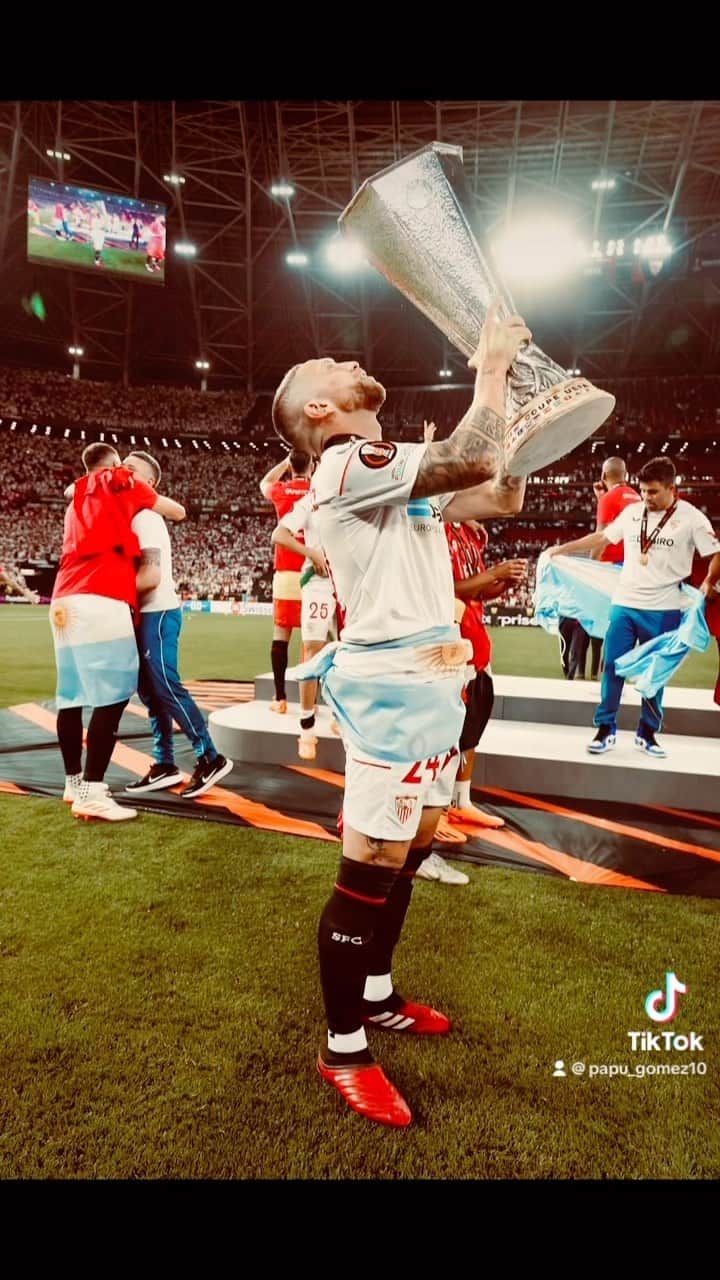 のインスタグラム：「Ayer volví a soñar ⚪️❤️🏆 @sevillafc」