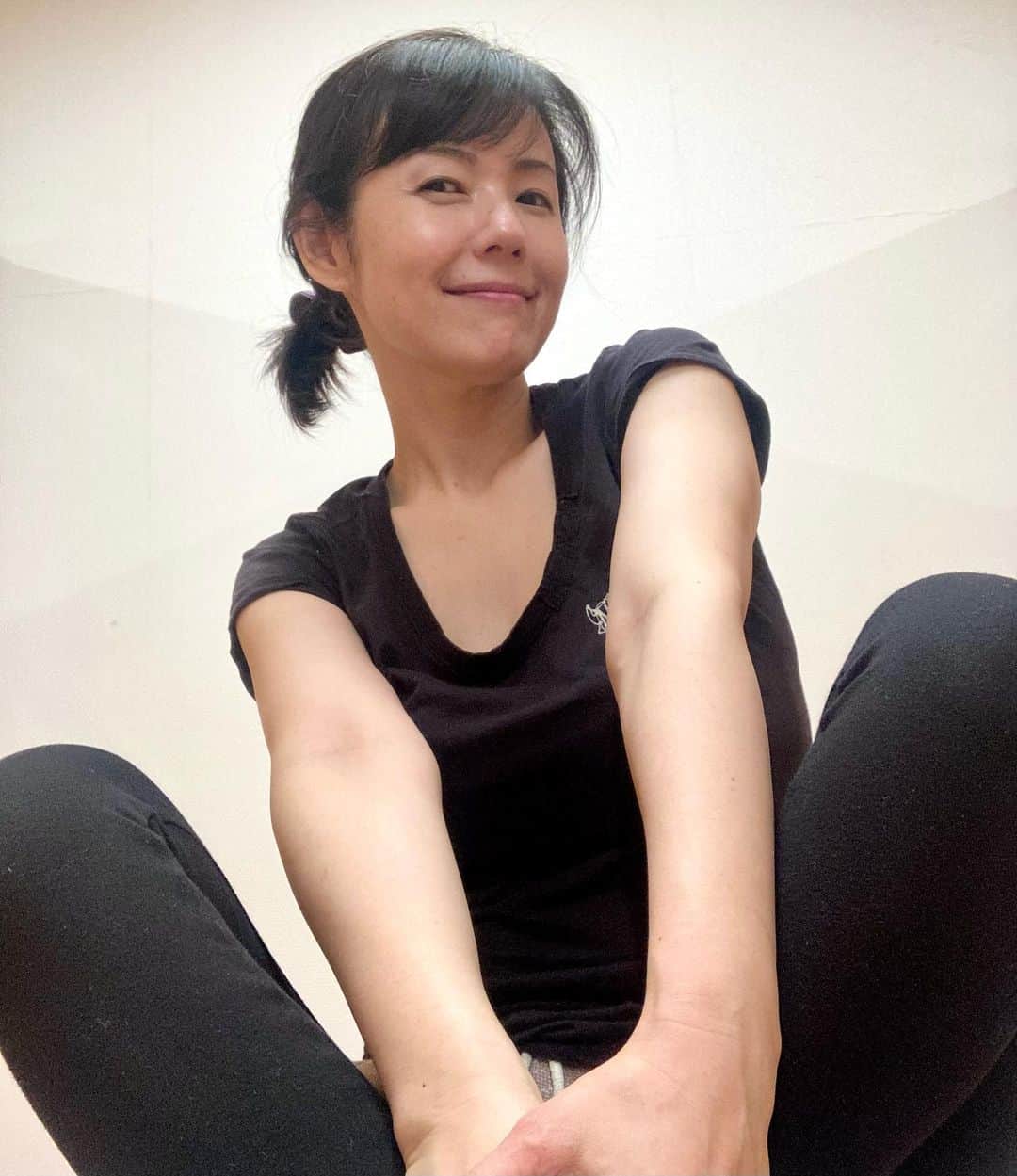 六車奈々さんのインスタグラム写真 - (六車奈々Instagram)「今日は久々のトレーニング。 日中は、コラムやらリモート会議やらで ずっとパソコンに向かっていたので、スッキリ‼️  #トレーニング #筋トレ #ストレッチ #六車奈々 #時間割美容  #japan #japanese #japanesebeauty #beauty #gym #bodymake #training」5月19日 19時36分 - nanarokusha