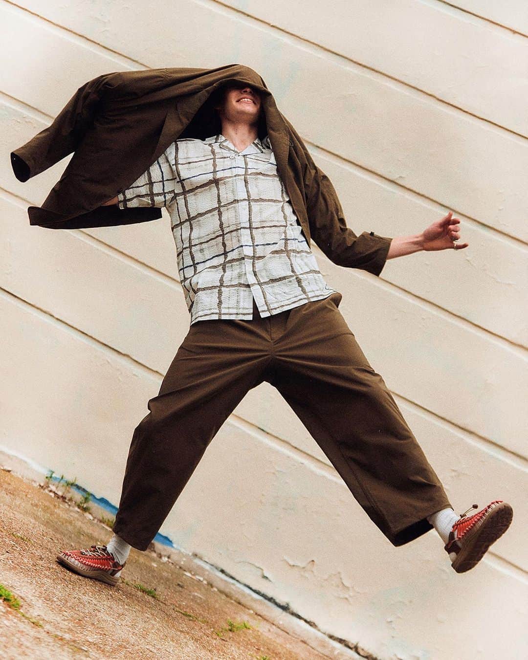 ガーブストアのインスタグラム：「Spring/Summer 2023 Editorial⁠ ⁠ Lensed by London/Manchester-based photographer Niall Hodson, our Spring/Summer 2023 editorial showcases standout pieces from the seasonal collections of our three in-house brands: Garbstore, The English Difference and Home Party. Shot in and around our local Portobello area, the playful images integrate the store's cult-classic and up-and-coming labels, including Kapital, Stüssy, HERILL and Athletics Footwear.⁠ ⁠ 📸 @niallhodsonphotography⁠ See the full editorial, link in bio.」
