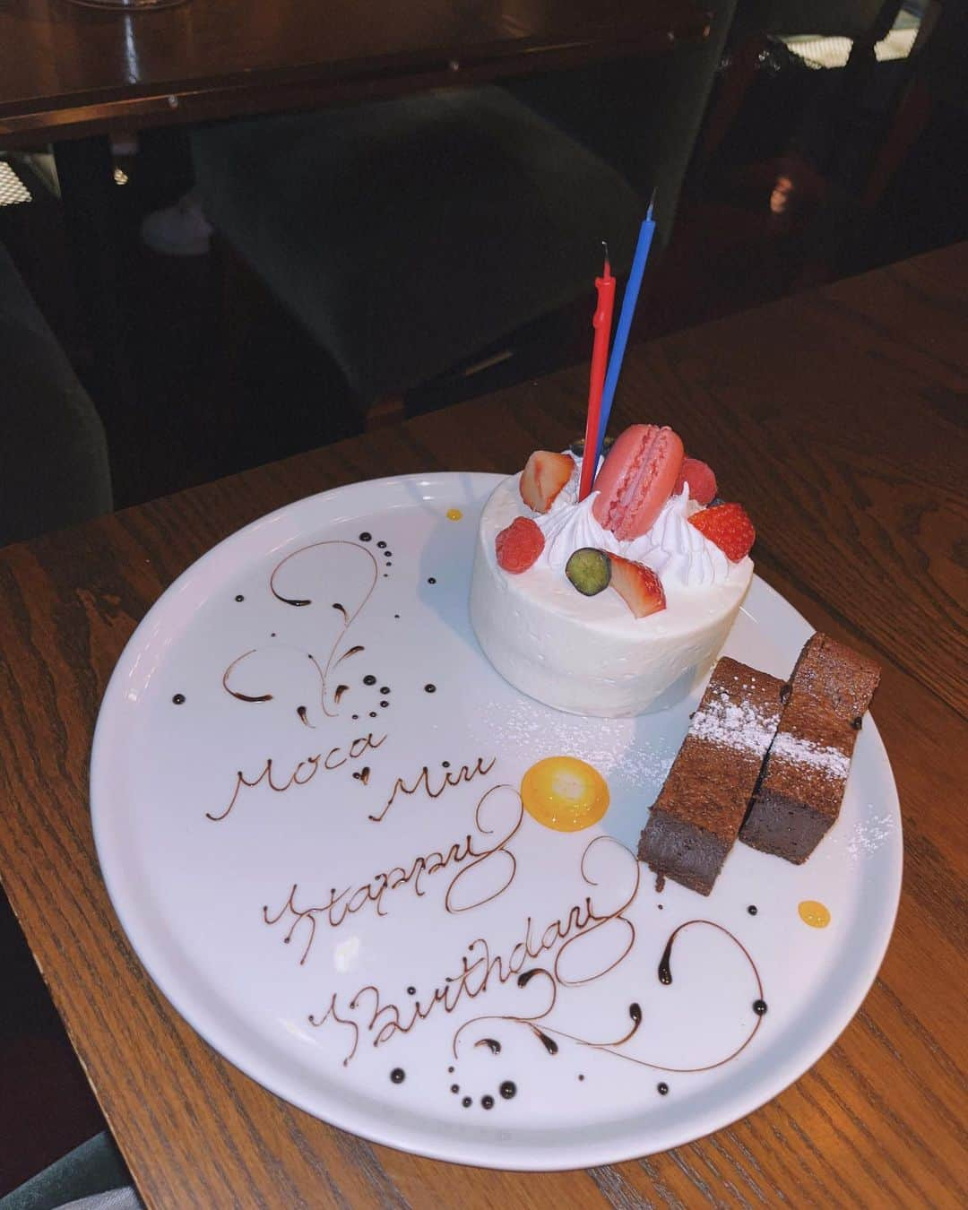 鈴木美羽さんのインスタグラム写真 - (鈴木美羽Instagram)「合同誕生日会🎂 (と言ってももかの誕生日は2月😂)  曲流してバースデープレート持ってきてくれるお店だったから、私たちの時は曲を流さないでくださいってお願いした、笑」5月19日 19時36分 - suzukimiu_0414