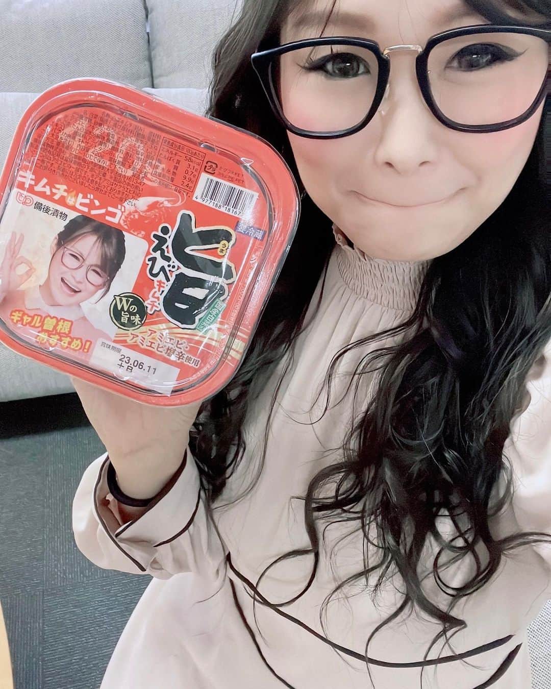 ギャル曽根のインスタグラム：「私がパッケージになっているキムチを買ったというコメントをいただきとっても嬉しいです🤤✨ 私も今日はアミエビの旨みが効いた旨えびキムチ🫶🏻🫶🏻🫶🏻 うまさやみつきキムチの方がよく食べますが辛いのが苦手な方は旨えびキムチがおすすめです🦐✨ そして、備後漬物では旨シリーズのマスコットキャラクターができました👏🏻👏🏻👏🏻 目のあたりが備後漬物のビに見えるのがポイントらしい🫣✨ なかなか味のあるキャラクターで可愛いですよね🤣🫶🏻 #キムチ #備後漬物 #キムチはビンゴ #旨えびキムチ #キャラクター」