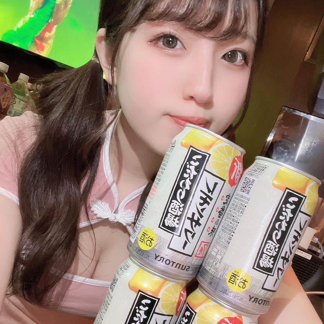 のインスタグラム：「バタバタしてて日にち開いてしまったけど、17日ラスト出勤でした☺︎  たくさん飲ませてくれてありがと!! 初めてお店で酔いました!! 楽しい最後にしてくれて感謝です💐  りおちゃんもありがとう!! 4ヶ月間たのしかった‪( ;ᯅ; )‬  6月からはYouTubeとSNS更新 がんばって増やします( ¯ ¯ )ᐝ」