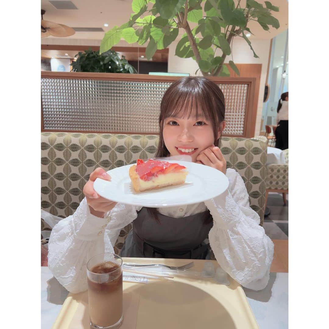 栗山梨奈さんのインスタグラム写真 - (栗山梨奈Instagram)「そろそろいちごタルト無くなりそうで悲しい🥺」5月19日 19時33分 - krn_hkt48