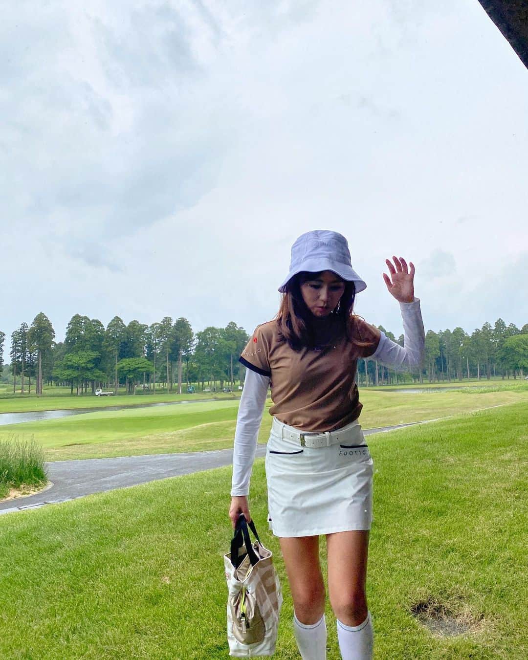 岩崎静羅さんのインスタグラム写真 - (岩崎静羅Instagram)「☺︎ 雨予報やったけど 午前スルーやったからセーフ✨ 喜んで写真撮ってたら ☔️降ってきたのが2枚目🤣  久しぶりの東京クラシック 🔴41⚪️44 やっぱ綺麗なとこは気持ちが良い♡  #ゴルフ女子 のタグだけ使う #東京クラシック #ゴルフ  #golf #golfer #golfwear」5月19日 19時33分 - seeeeiiiiraaaa