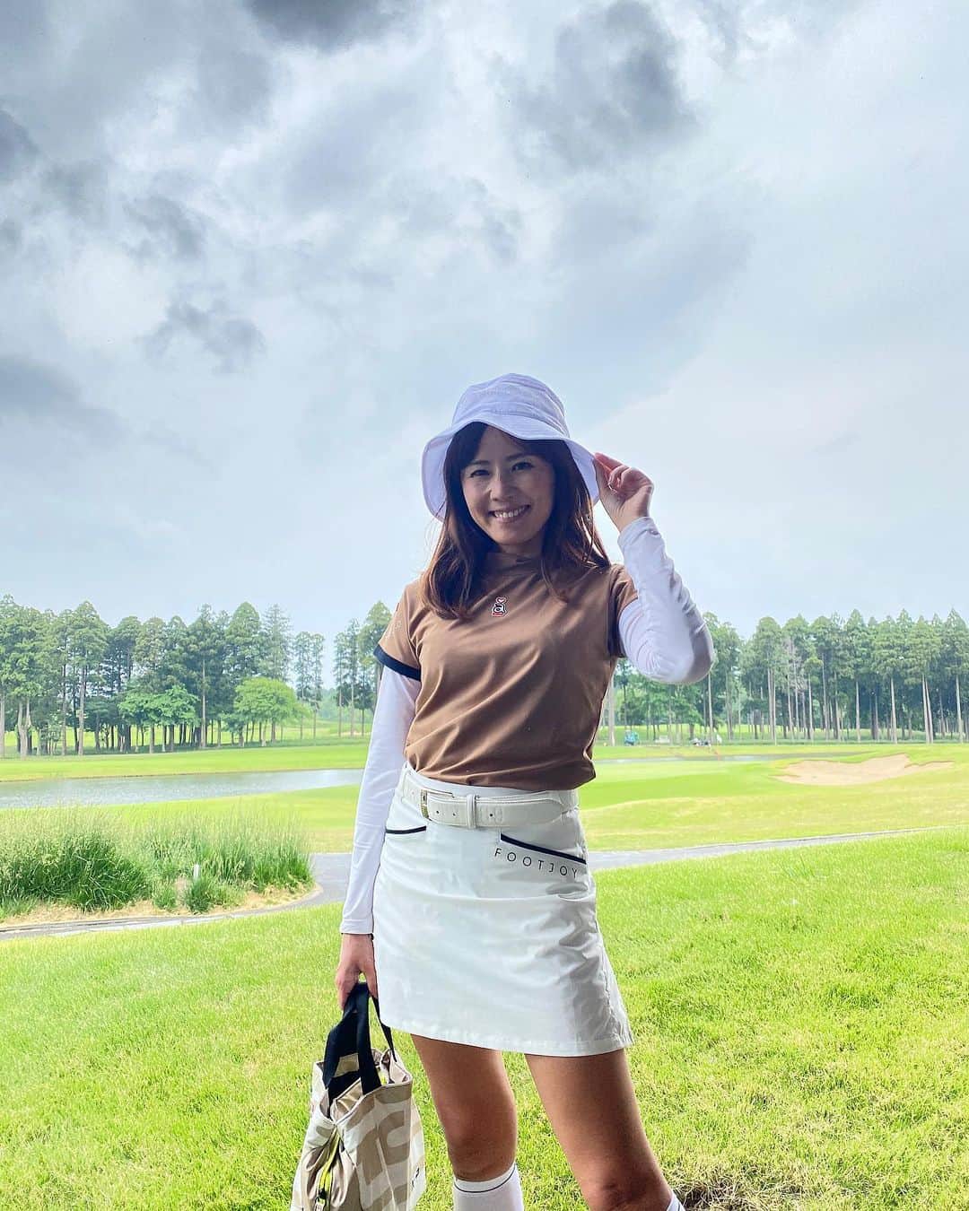 岩崎静羅のインスタグラム：「☺︎ 雨予報やったけど 午前スルーやったからセーフ✨ 喜んで写真撮ってたら ☔️降ってきたのが2枚目🤣  久しぶりの東京クラシック 🔴41⚪️44 やっぱ綺麗なとこは気持ちが良い♡  #ゴルフ女子 のタグだけ使う #東京クラシック #ゴルフ  #golf #golfer #golfwear」