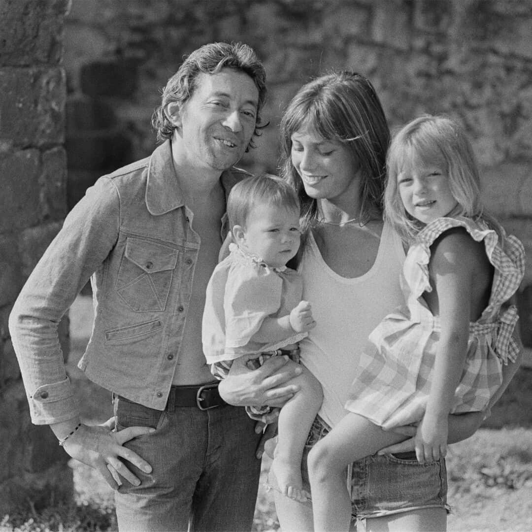 のインスタグラム：「Family Portrait. ​ Jane Birkin and Serge Gainsbourg with their two daughters, Charlotte and Kate while on vacation in Saint-Tropez. ​  #Bonpoint #JaneBirkin #SergeGainsbourg」