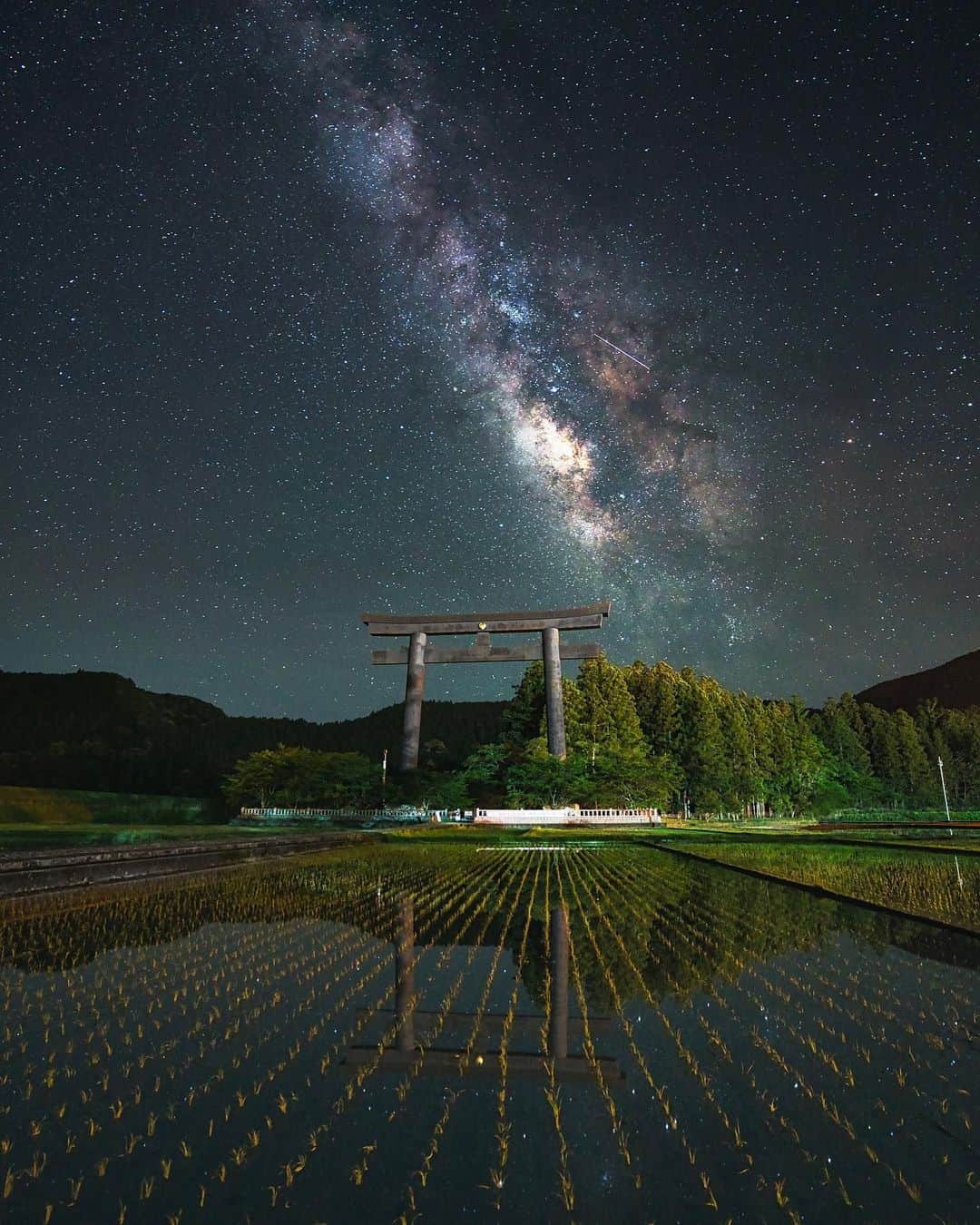 Visit Wakayamaのインスタグラム：「. A breathtaking scene at Oyunohara: the world's largest torii gate, reflected in the still waters of surrounding rice fields, under a starry sky. 📸 @sug_1991_ 📍 Oyunohara, Kumano Hongu Taisha Grand Shrine, Wakayama」
