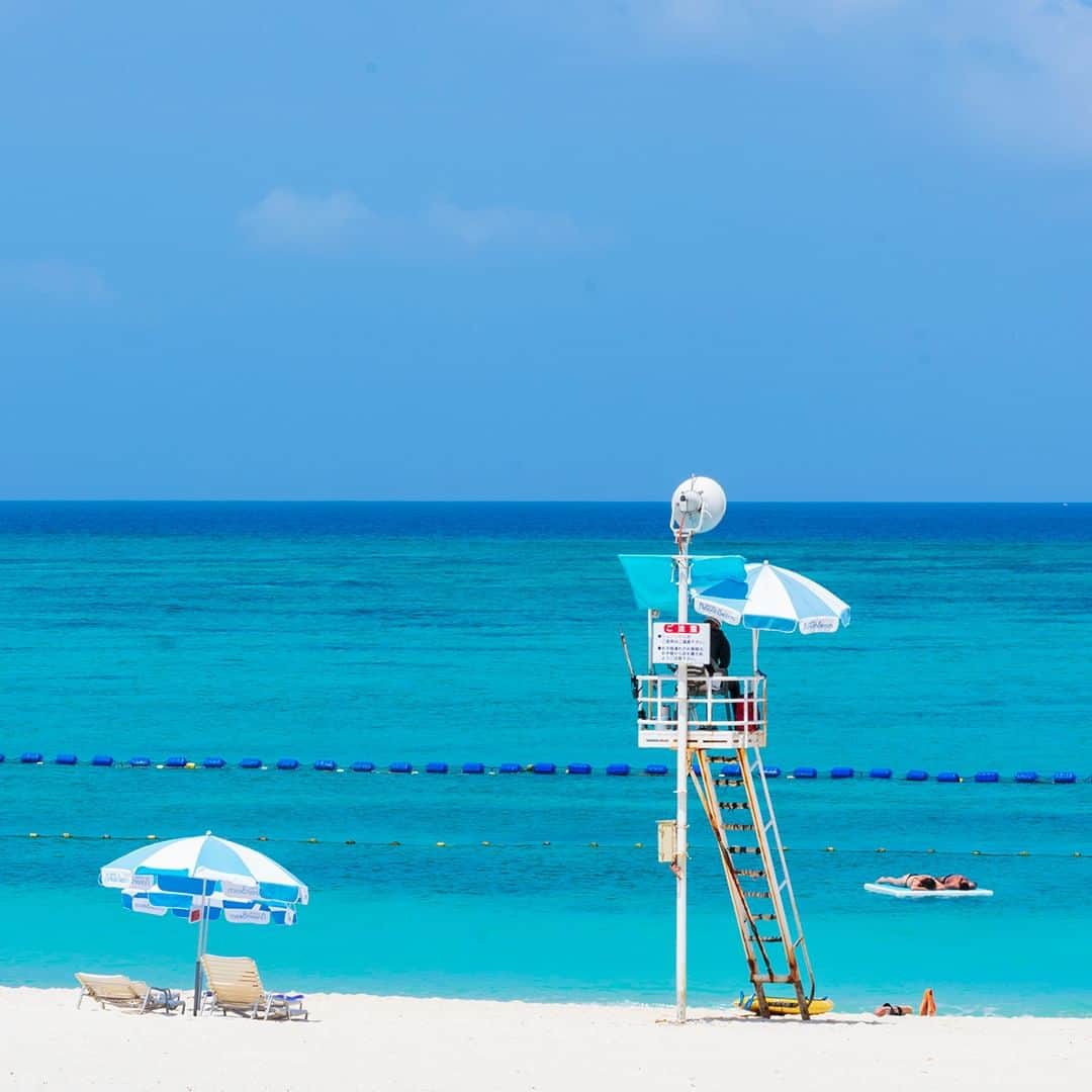 ホテルムーンビーチのインスタグラム：「4月24日、朝のビーチ。 April 24, morning beach  #ザムーンビーチミュージアムリゾート #ムーンビーチ #リゾート #沖縄 #沖縄観光 #沖縄ビーチ #沖縄旅行 #恩納村 #沖縄好き #沖縄好きな人と繋がりたい #旅行好きな人と繋がりたい #リゾート好きな人と繋がりたい #旅行 #japan #okinawa #themoonbeachmuseumresort #okinawabeach #okinawatrip #onnason #visitjapanjp #hotelmoonbeach #moonbeach」