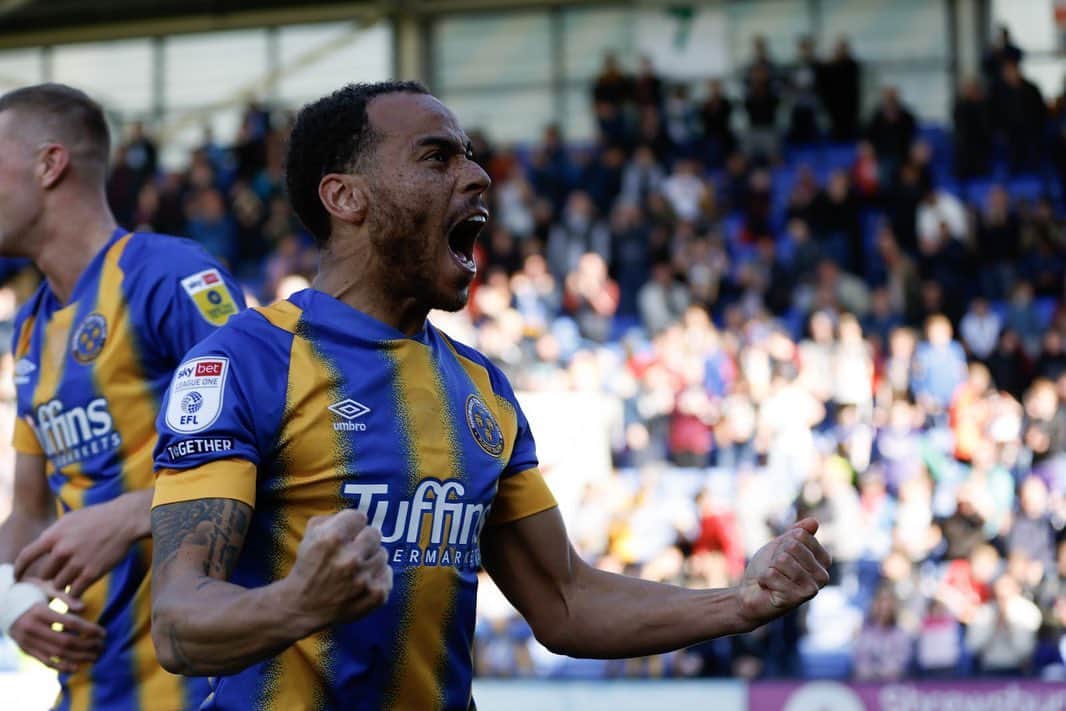 エリオット・ベネットのインスタグラム：「Truly honoured to have had the opportunity to represent my home county club over the last 2 years. Playing in front of my kids has been a massive highlight and one I will cherish.  I’ve met some incredible people and loved being apart of the club from the moment I signed.  Thank you to all the players, staff and fans that have supported me during my time.  Who knows what the future holds but for now…  THANK YOU 💙💛」