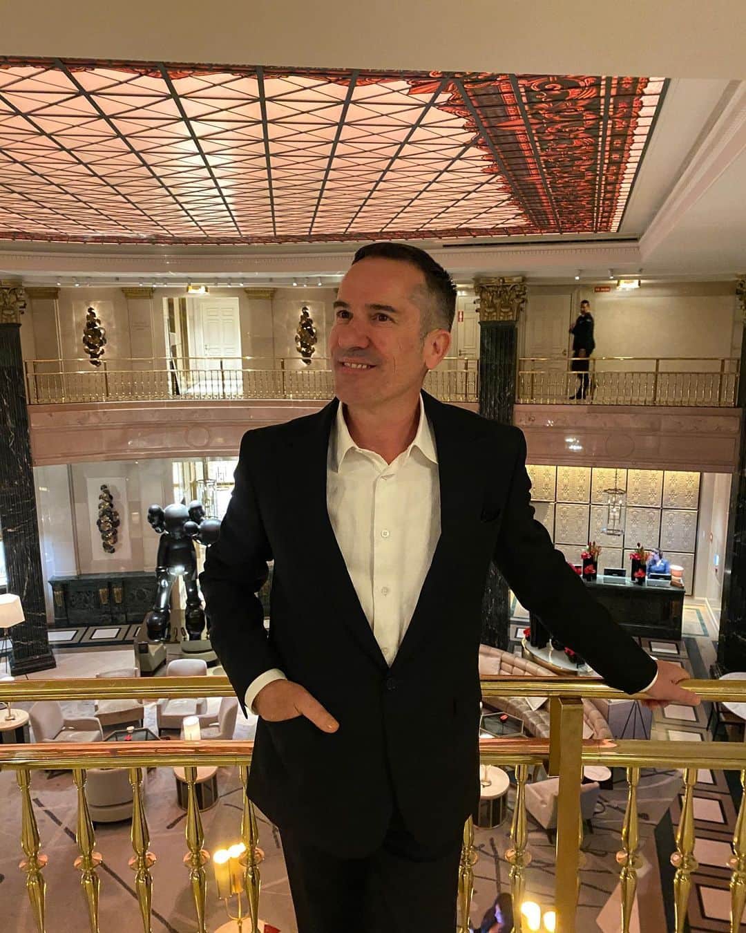 ガルシアマドリッドのインスタグラム：「Anoche en los Premios Diversa organizados por @diversaglobal en el hotel Four Season de Madrid donde como cada año hemos colaborado regalando un traje de nuestra última colección. Una noche llena de amigos, diversión y reivindicación.   @garciamadrid #garciamadrid」