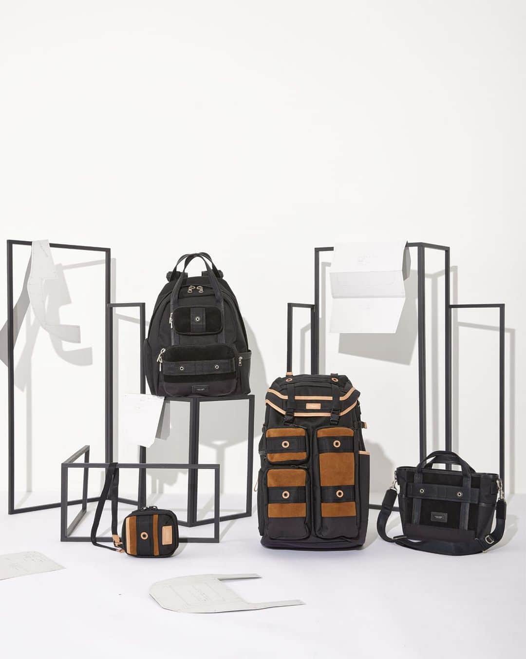 のインスタグラム：「nostalgia 2023SS COLLECTION 5/19.Fri. Release.  本体素材は東レ「ファリーロ ®」を強撚した 1260d の糸をタテヨコに使用した太畝のツイル生地になります。 高強度、高撥水素材を組み合わせミリタリーテイストなデイジーチェーンにアイレットを縁取ったブランドロゴがポイントになったシリーズです。  The main body material is Toray's "Faliro ®, a thick ridged twill fabric that uses a strongly twisted 1260d thread in both the vertical and horizontal directions. This series that combines high-strength and highly water-repellent materials with a military-style details and with logo-bordered eyelets.  #masterpiece #2023SS #madeinjapan #マスターピース」