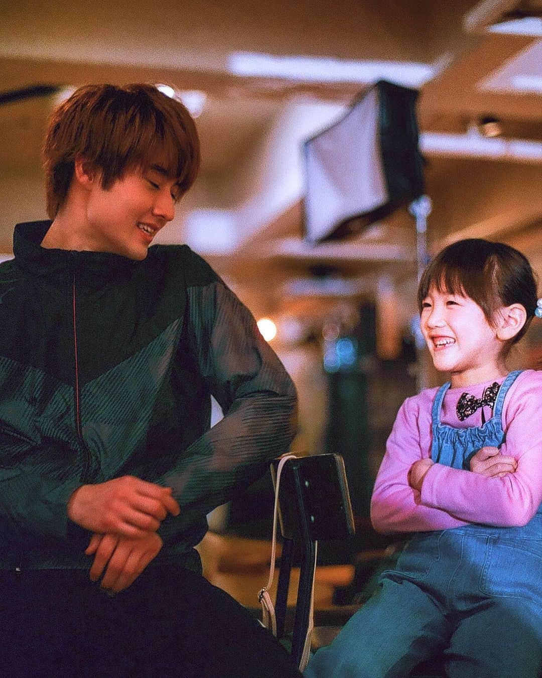 枝優花のインスタグラム：「現場でもずっと仲良し2人組🧸  クールドジ男子5話、見逃し配信本日までです。ぜひともよろしくお願いします🍱」