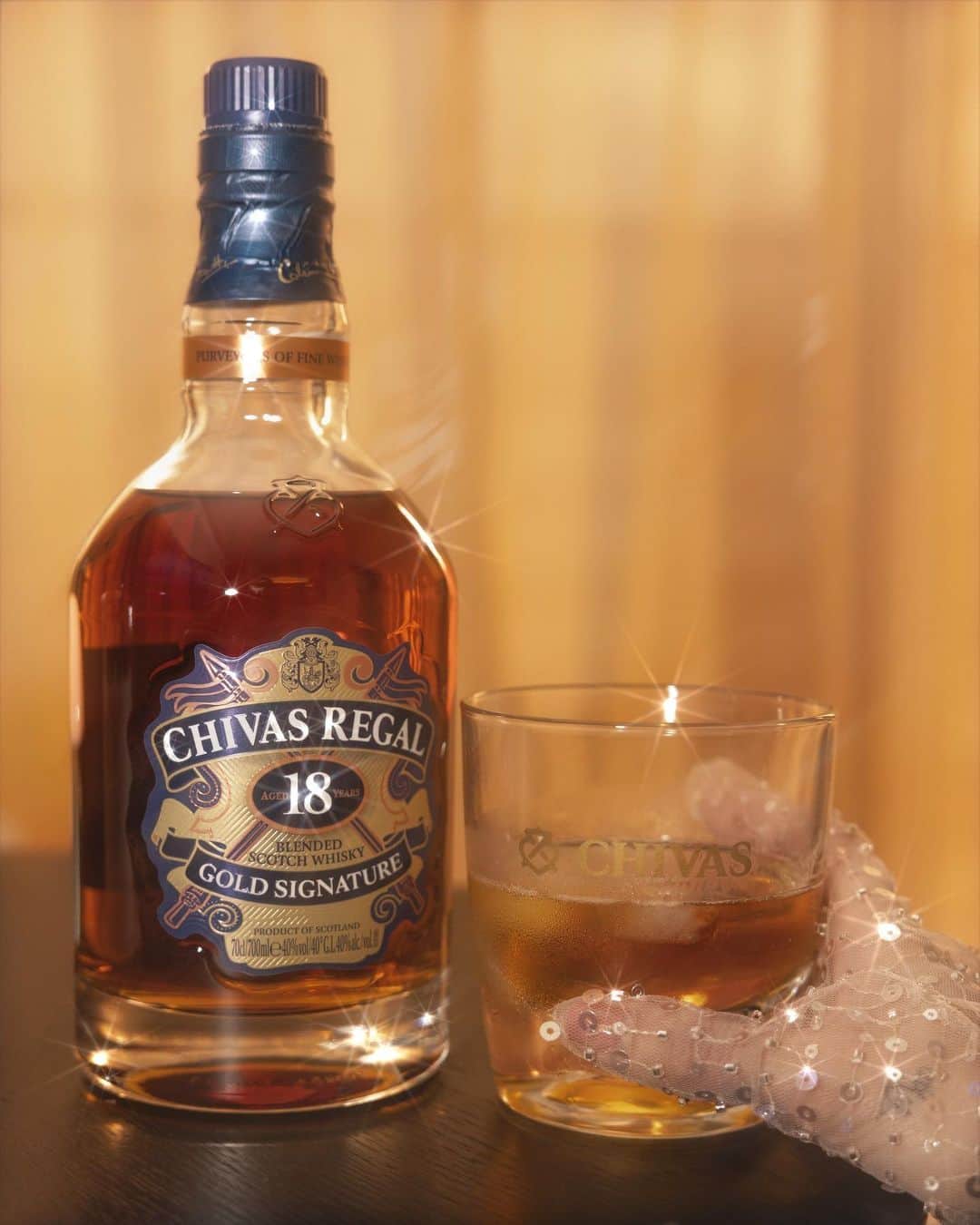 ソニアさんのインスタグラム写真 - (ソニアInstagram)「Yes, I dress up for absolutely no reason to indulge in my glass of whisky on the rocks 💫   To a classic drink that takes me on a sensory journey and brings people together…thank you for these moments! Happy World Whisky Day 🥃   #ChivasSG #ChivasRegal #WorldWhiskyDay @ChivasRegal」5月19日 18時10分 - soniachew