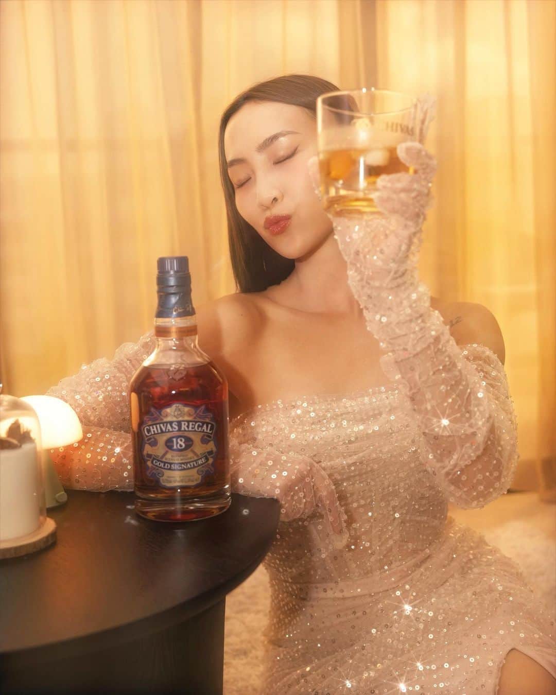 ソニアのインスタグラム：「Yes, I dress up for absolutely no reason to indulge in my glass of whisky on the rocks 💫   To a classic drink that takes me on a sensory journey and brings people together…thank you for these moments! Happy World Whisky Day 🥃   #ChivasSG #ChivasRegal #WorldWhiskyDay @ChivasRegal」