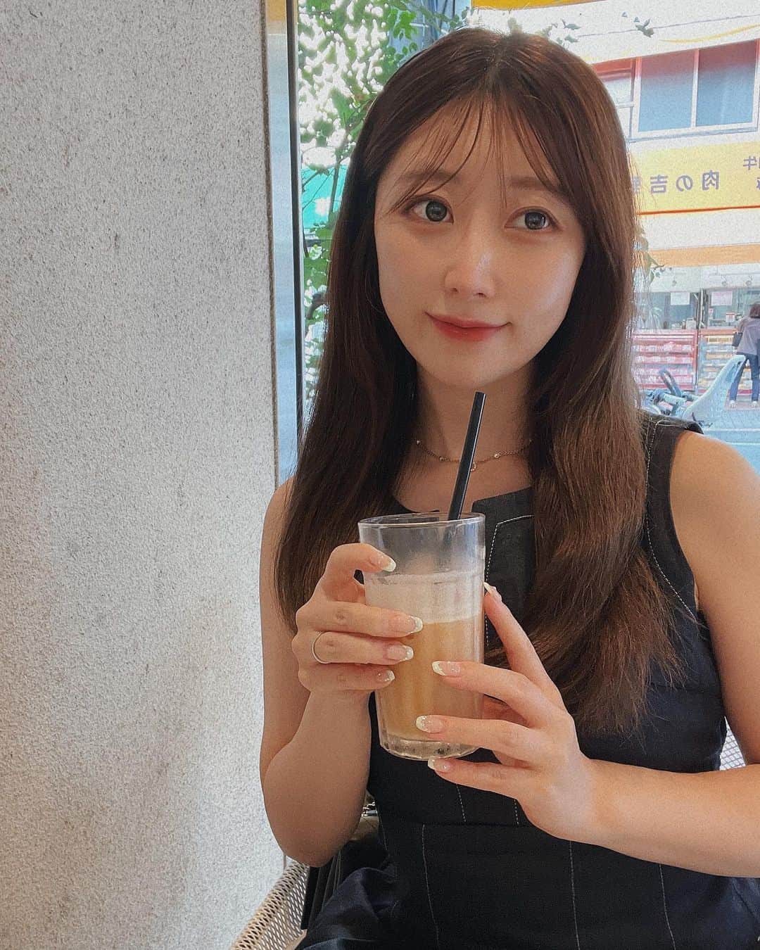 maari watanabe(まありん)のインスタグラム：「最近はもう半袖で過ごしてます💕 キレイめな服ばかり集めてしまうので、汚れてもいい服も買い足したいところです💦🥺   ˗ˏˋ  𝕠𝕠𝕥𝕕  ˎˊ˗ cardigan @mercuryduo_com  onepiece @mercuryduo_com  sandal @nike  ㅤㅤㅤㅤㅤㅤㅤㅤㅤㅤㅤㅤㅤ ワンピはバックシャンタイプライターワンピースのSサイズです！ こういったデニム生地があまり似合わないタイプなので、全く持ってないのですが…こちらのワンピは形が綺麗でインディゴというカラーですが上品に着れるので嬉しい☺️  #骨格ウェーブ #30代コーデ  #低身長コーデ  #mercuryduo #マーキュリーデュオ #春ワンピース #pr」