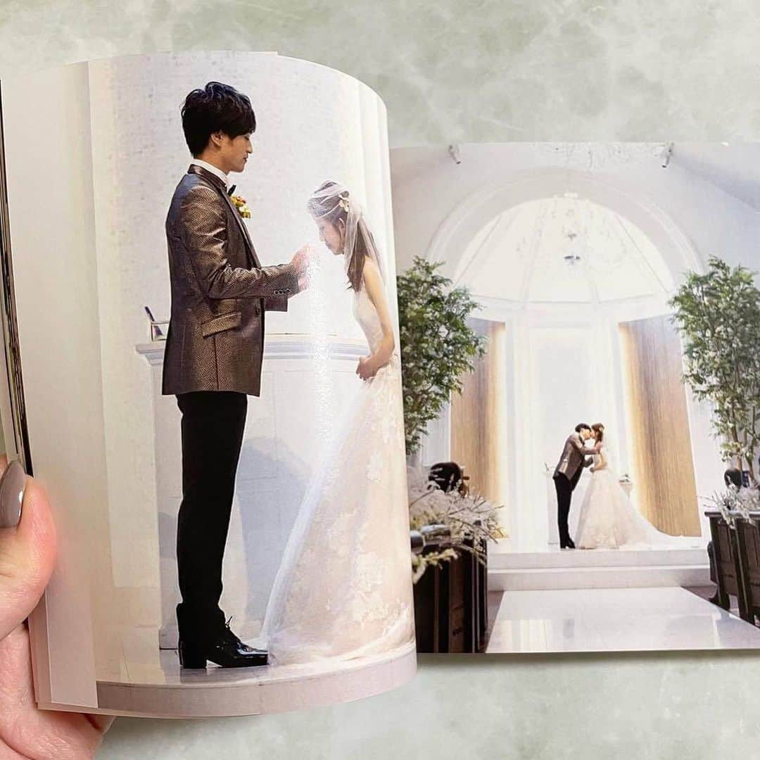 しまうまプリント【公式】フォトブック無料企画開催中さんのインスタグラム写真 - (しまうまプリント【公式】フォトブック無料企画開催中Instagram)「結婚式のフォトブックをプレゼントに🎁  本日ご紹介するのは @sy_0724_wd さまのご投稿です。  ご両家へのプレゼントに 結婚式のフォトブックを作成いただきました💍  結婚式のお写真と後撮りのお写真で 144枚と見ごたえたっぷりな素敵なフォトブックですね♡  しまうまプリントのフォトブックは、 お好きなお写真を、お好きなレイアウトで作成することができます♬ お気に入りのお写真をたっぷりお選びいただけるので オリジナルのフォトブックを作りたい方にぴったりです！  しまうまプリントでは2,500円分のクーポンがもらえる #新婚割 を実施中です！ 詳しくはハイライトをご覧ください♪ ※ご応募日が結婚挙式日あるいは婚姻届受理日から前後1年以内のカップルが対象です  しまうまプリントは、 フォトブックを1冊198円~、写真プリントを1枚7円~で 販売しているネット専門の【写真屋さん】です。  商品がお手元に届いたら #しまうまプリント をつけて 投稿してみてくださいね。 　 -------------------------------- しまうまプリントのインスタグラムでは 素敵な作品やお得な情報を配信中！ ☟プロフィールはこちらから @shimaumaprint --------------------------------  ＠sy_0724_wd さま、 素敵な投稿ありがとうございました！ 【ご注文の詳細】 サイズ：A5スクエア 仕上げ：ライト ページ数：144ページ  #ウェディングフォト#ウェルカムスペース#ウェルカムスペース装飾#ウェルカムスペースdiy#結婚式アルバム#結婚式フォトブック#プレ花嫁#プレ花嫁diy#花嫁diy#プレ花嫁準備#結婚式diy#結婚式準備#アルバム#アルバム作り#アルバム整理#アルバム作成#写真アルバム#フォトアルバム#手作りアルバム#オリジナルアルバム#写真整理#フォトブック#写真プリント#フォトプリント#しまうまプリント#しまうまフォトブック#しまうまブック Repost froom @sy_0724_wd 両家の親にアルバムを💫  親たちがアルバム欲しい！って言っていたので しまうまプリントでアルバム作成しました🤫💞（prではありません笑）  144枚写真選べて1冊1000円だった🤣 安い！笑笑 式場の方がやっぱりお金かけてるから画質いいけど、ちょっとしたアルバム作るのはこれでじゅうぶん🤔:heart_hands:  100枚分は式場の写真で、残りは後撮りの写真載せました 最後に　@munico375 様が作ってくださった名前入りの詩も😭💞 アルバムあげちゃうの勿体無いなー🥵」5月19日 18時13分 - shimaumaprint