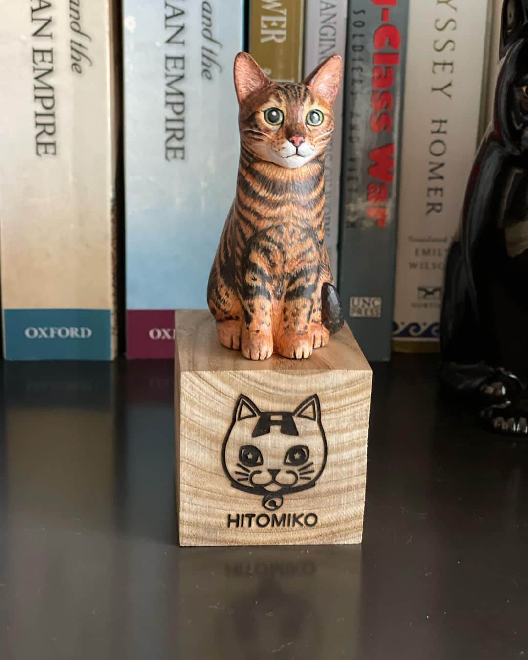 三浦瑠麗さんのインスタグラム写真 - (三浦瑠麗Instagram)「猫作家のHITOMIKOさん @hitomikoart になんとレオくんの彫刻（ちびーズ）を作っていただきました！ インスタの作品を拝見して素敵だなぁと思っていましたが、レオくんのミニチュアがわが家にやってくるなんて。ほんとうに、かわいいです。 ありがとうございます。 早速二匹はくんくんしていました。」5月19日 18時13分 - lullymiura
