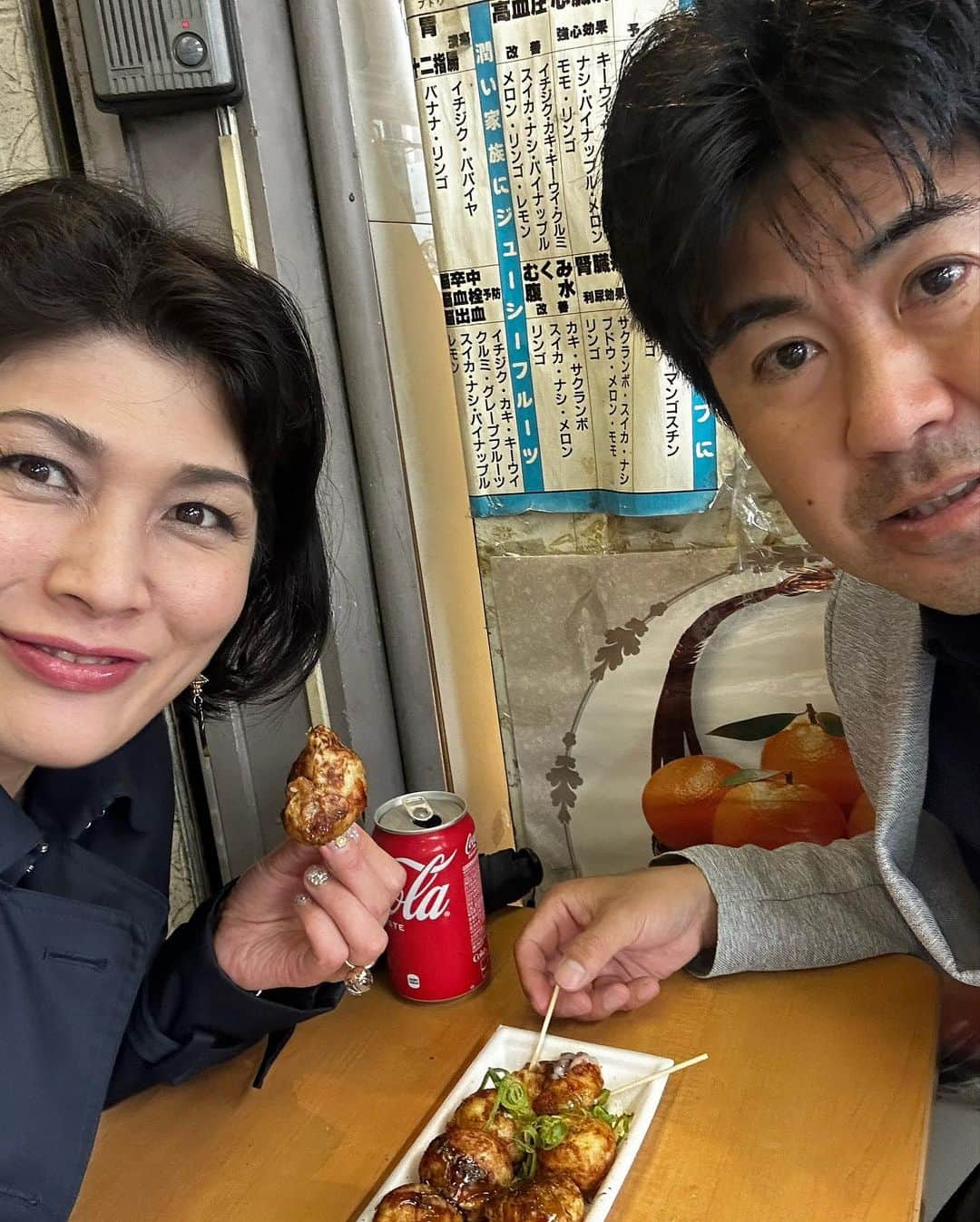 岡本安代のインスタグラム：「【パパと大阪束の間のデート!】 村長（パパ）が大阪まで来てくれました！ 東京公演も来てくれたのですが、大阪公演も来てくれました。   「やっぱり安代が舞台に出てきた瞬間に、ジーンとするわ…（涙）」   村長は、妻が舞台に立つことができたことを感慨深く眺めてくれてたみたいです。   東京では、大丈夫かな・・・ちゃんとやれるかな・・・って 不安でいっぱいだったみたいなのですが、大阪公演では、ただただ、感慨深かったみたい… （いやいや、、パパ！私の女優道はまだ始まったばかりだからー(￣∇￣)！）   公演終了後、村長と空港に向かうまで束の間のデート。  会場でもある一心寺でお参りかーらーの、通天閣！ そして、どうしてもたこ焼きが食べたかったので、駆け込みたこ焼き！！  最高に美味しかったーー！ 幸せだったーーー！ パパ、いつもありがとうーー！ そして、子供達ありがとうー！  #走り続ける岡本家 #岡本安代 #大阪グルメ #たこやき  #アナウンサーから女優へ  #舞台CHICACO」