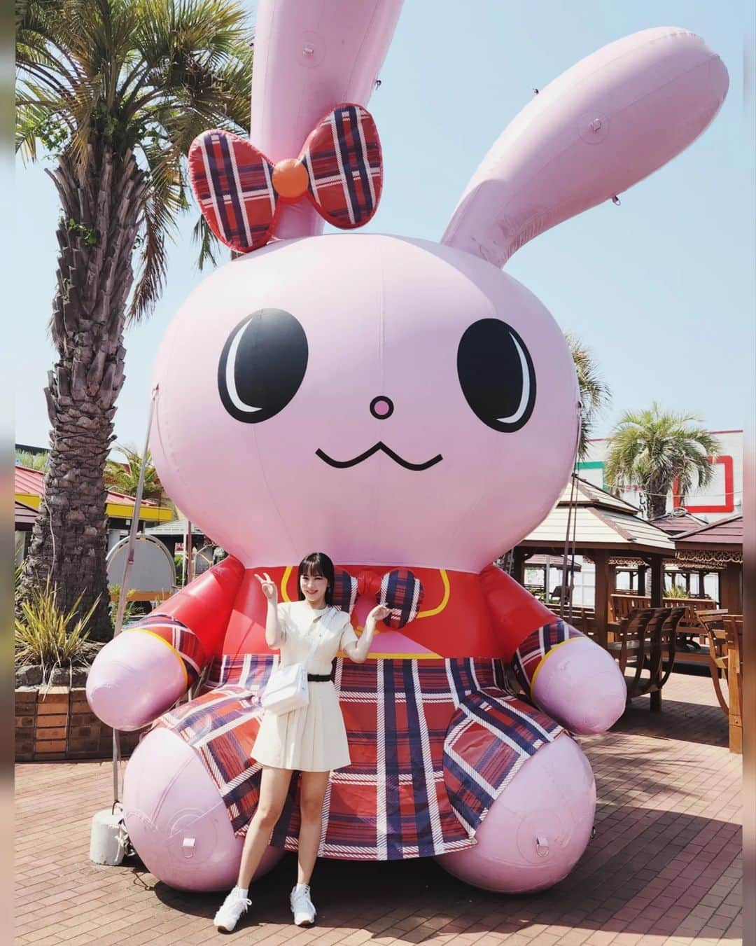 会社員J（会社員Aちゃん）さんのインスタグラム写真 - (会社員J（会社員Aちゃん）Instagram)「群馬県の皆さん‼️私は昨日こんにゃくパーク行ってきたよ😃 試食食べ放題🍴🆓✨美味しかったし、 なんと、こんにゃくバイキング無料だったの‼️ なんて太っ腹✨  こんにゃく500円でつめ放題🎵楽しかったー もちろんつめ放題初心者の私はそんなにお得する詰め方出来なかったけどね😅  意外と写真映えもするし！  こんにゃくパークの豆腐こんにゃくソフトクリーム 凄く美味しかった😋🍴💕最高😃⤴️⤴️」5月19日 18時15分 - acyan_dayo