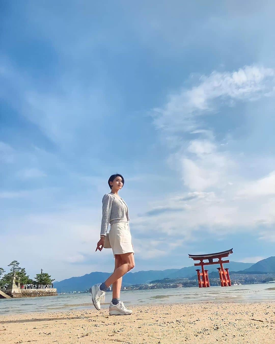 明里ともかのインスタグラム：「唐突に愛車とともに宮島へ旅立ちました。 髪はばっさり短く、気分新たに新しい旅立ちへ！ ・ ・ ・ #いい日旅立ち  #厳島神社 #宮島 #広島 #西へ」