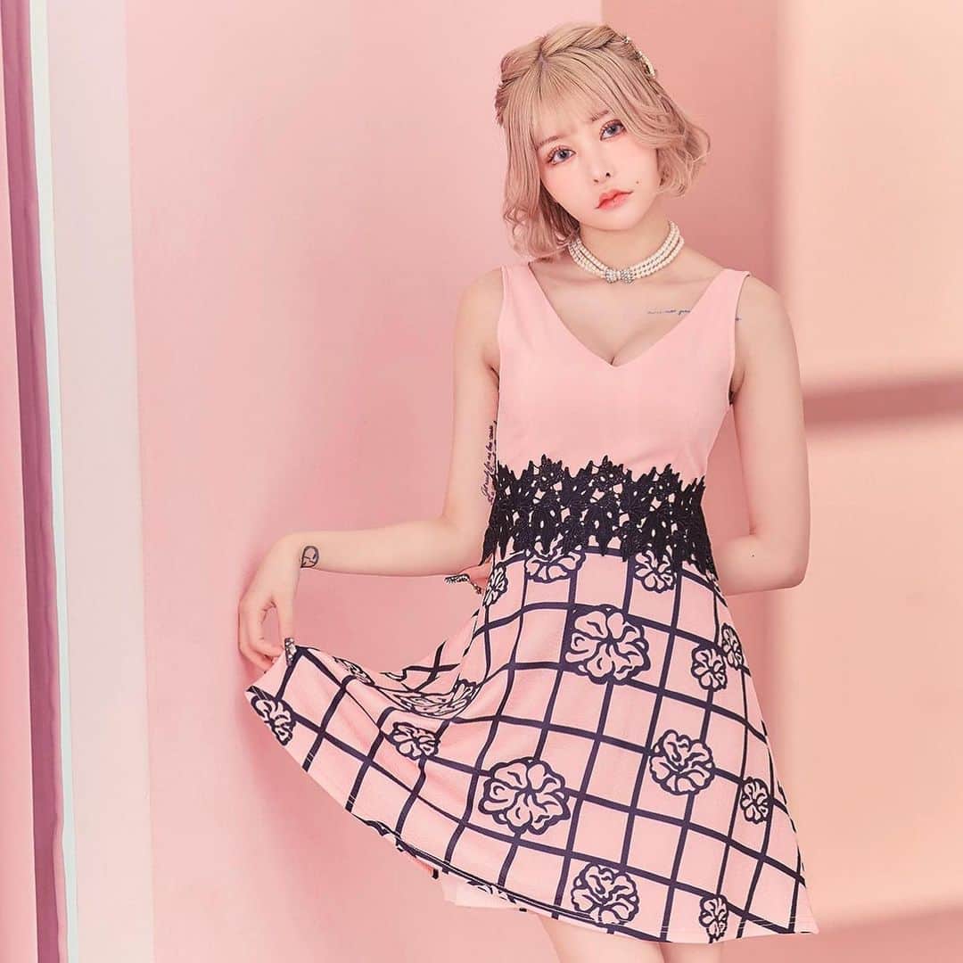 ドレスショップTIKA公式さんのインスタグラム写真 - (ドレスショップTIKA公式Instagram)「ⓝⓔⓦ♡戦慄かなのちゃんが着る🫶🏻新作ドレス👗 SEXY💋or CUTE🎀どっちで決める？🥺💭💕  ✦͙͙͙*͙*❥⃝∗⁎.ʚɞ.⁎∗❥⃝**͙✦͙͙͙  かなのちゃん着用NEWドレス続々登場中🙌🏻 色っぽい大胆ドレスから あざとガーリーデザインまで 超かわいく着こなしてくれています👼🏻💖  画像タップでドレスをCHECKしてね🪄  ✦͙͙͙*͙*❥⃝∗⁎.ʚɞ.⁎∗❥⃝**͙✦͙͙͙  #キャバ嬢 #キャバ嬢ヘアメイク #キャバドレス #セクシードレス #ラウンジドレス #すすきのキャバ嬢 #歌舞伎町キャバ嬢 #東急歌舞伎町タワー #新宿 #六本木キャバクラ #銀座クラブ #錦キャバ嬢 #ミナミキャバクラ #北新地キャバクラ #中洲キャバ嬢 #コンカフェ嬢 #新作ドレス #キャバドレスはtika #戦慄かなの」5月19日 18時20分 - dress_tika