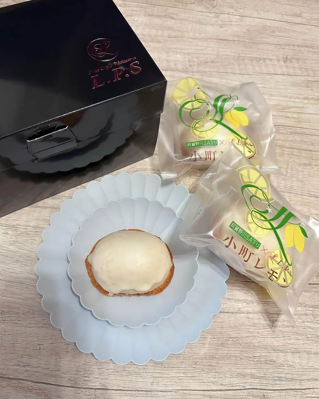 一ノ瀬恋のインスタグラム：「レモンケーキ🍋をお取り寄せした🥺💕 楽天のレモンケーキデイリーランキング1位を獲得した商品😍  爽やかなレモンの香りで表面にはレモンのチョコがコーティングされてます🍫 中はふわふわしていて 甘さはあるけどくどくなくて酸味もあるから食べやすくてペロッと食べてしまった🥺 3個入りだったから1つは 冷蔵庫で冷やして食べてみる🤤🍋🤍  PR @lps0615 #lps #レモンケーキ #新潟スイーツ #お取り寄せスイーツ #楽天市場 #きりん堂 #小町レモン」