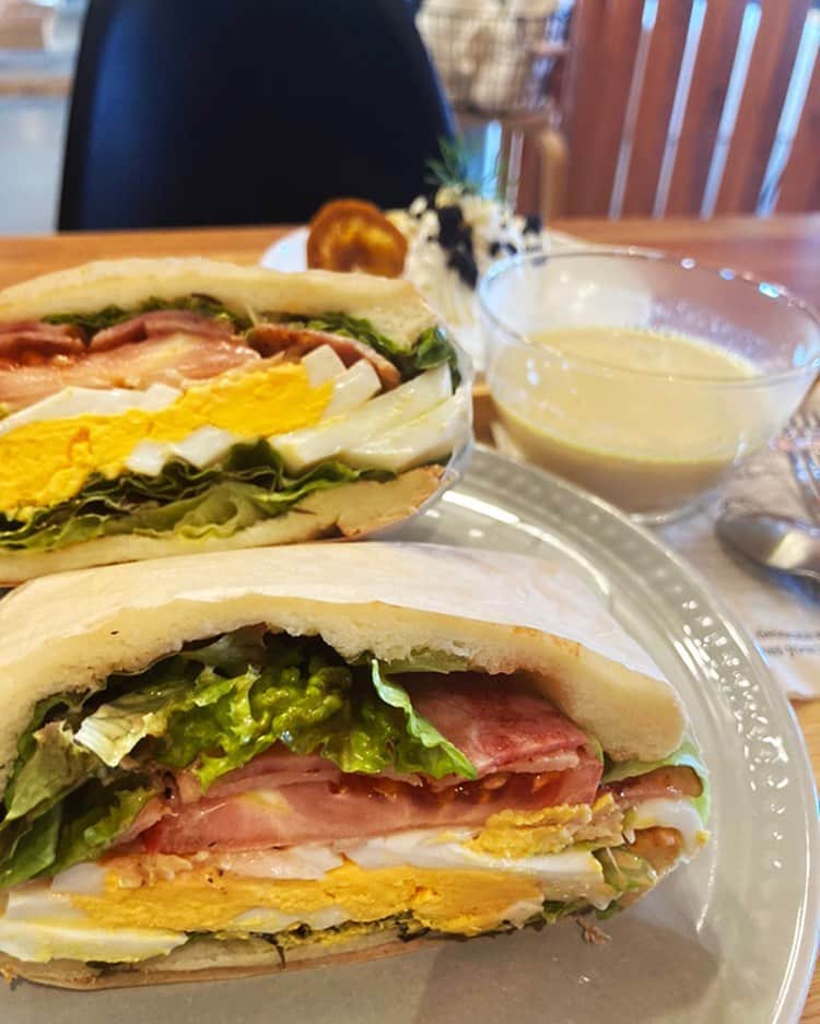 のインスタグラム：「稲取銀水荘より徒歩５分にあるカフェ 「CREPE＆DRINK TATENOICHI（タテノイチ）」にてランチメニューを新しくはじめたと聞いて、さっそく行ってきました😊  サンドイッチとスープ、デザートがセットになったお得なメニュー♪ ボリューム満点のBLTEサンドを注文◎  BLTEサンドの他に、アジフライサンドもありました！ デザートは４種類から選べますので、 お好きな組み合わせをお楽しみいただけます(^^♪  もちろんクレープメニューも充実！  気温が上がる暑い日にぴったりのドリンクもございます😎  最新メニューや営業日情報は、Instagramをチェックしてみてください  ====================== CREPE&DRINK TATENOICHI ■Instagram @crepe.drink_tatenoichi  ======================  #稲取銀水荘 #東伊豆 #伊豆稲取 #伊豆旅行 #稲取温泉 #自家源泉 #オーシャンビュー客室 #オーシャンビュー #相模灘 #温泉旅行 #温泉旅館 #海の見える宿 #女子旅 #銀水荘 #ただいまの言える町 #東伊豆町  #露天風呂付き客室 #露天風呂 #izu #inatori #cafe #伊豆グルメ」