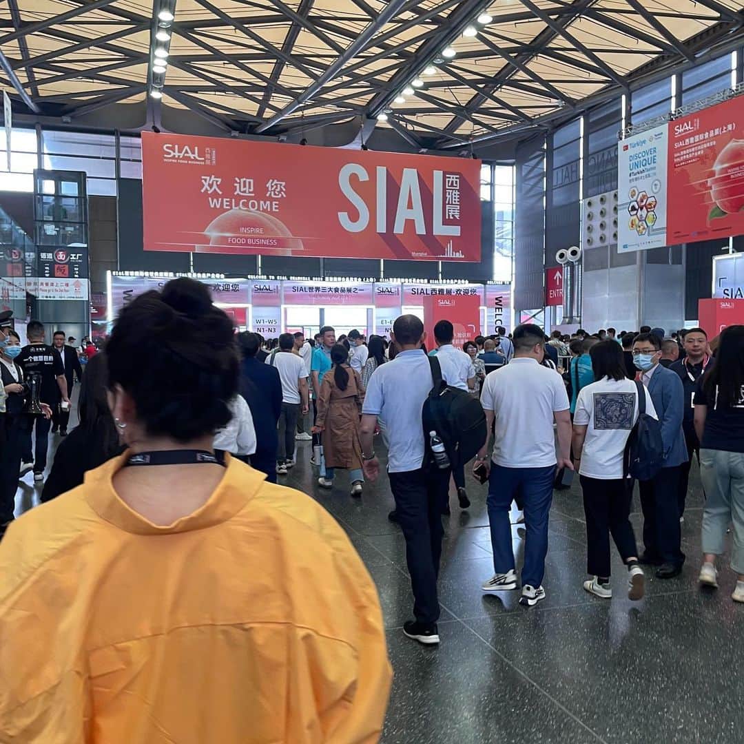 FAR YEAST BREWINGさんのインスタグラム写真 - (FAR YEAST BREWINGInstagram)「ただいま、中国・上海で開催されている「SIAL Shanghai 2023」に出展中🇨🇳  「SIAL Shanghai 2023」は国内外から約4,500社の出展者、約14万人の来場者が集まるアジア最大級の食品見本市で、日本からも、活況な中国市場への販路開拓を目指す企業が多く出展しています。  FYBからは定番をはじめ、Made in YAMANASHI なプロダクトをメインに出展していますが、「日本らしさ」が伝わりやすい『もりともりRice Ale』の注目度が高い様子🌾  また、2日連続で現地のBEER BARでFar Yeast Tap Take Overを開催してもらっています🍻  #ビールは世界言語 !!!!!!!  Cheers😍🍻😍  #faryeastbrewing #faryeast #fyb #craftbeer #japaneasrcraftbeer #Shanghai #上海 #源流醸造所 #yamanashi #kosuge #kosugevillage #democratizingbeer」5月19日 18時25分 - faryeastbrewing