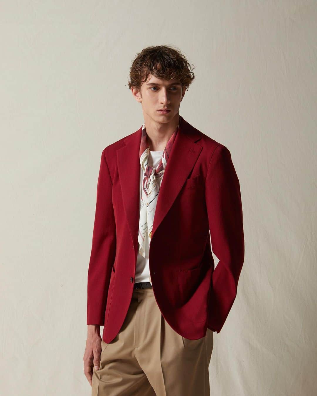 ラファエルカルーゾのインスタグラム：「Be bold. Understated might be overrated.  #carusomenswear #ss23 #playfulelegance」