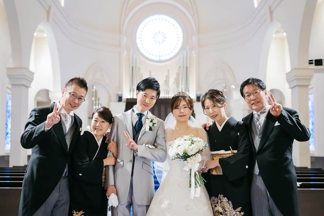 アニヴェルセル 大阪 公式さんのインスタグラム写真 - (アニヴェルセル 大阪 公式Instagram)「*  アニヴェルセルの結婚式の一日は、ご家族でのお時間を設けております。  これまで大切に育ててくれた親御様へ、是非感謝のお気持ちを伝えてください！  　  @anniversaire_official  @anniversaire_osaka   ATTENTION コロナの中でもアニヴェルセル大阪では万全の準備でおふたりをサポートしています 結婚式はおふたりの大切なご家族 ご友人 仕事の仲間をお招きする大切な日です おふたりらしい結婚式でぜひ皆さんに恩返しを アニヴェルセル感染拡大防止対策はHPでご確認できます .  #結婚式 #ウェディング #アニヴェルセル大阪 #大阪結婚式場 #大阪結婚式 #大阪大聖堂 #プレ花嫁 #アニ嫁 #2023花嫁 #式場見学 #式場探し #ウエディングフォト #大聖堂ウェディング #ファミリーミート」5月19日 18時35分 - anniversaire_osaka