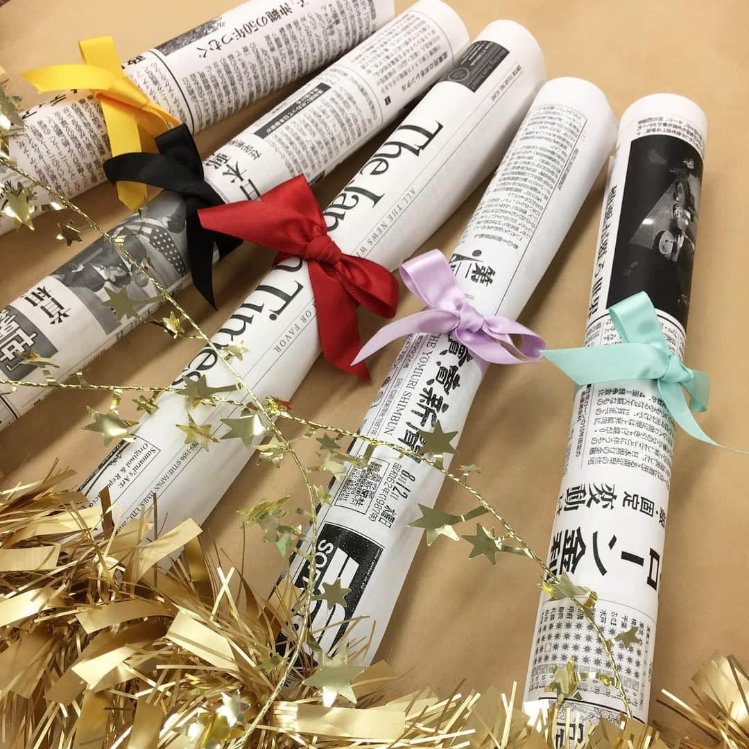 お誕生日新聞コンビニプリントサービスのインスタグラム：「💛🖤❤️💜💙  推しが生まれた日の新聞を コンビニで印刷してみませんか？  Always makes me happy !!  その他の投稿はコチラから↓ @shinbun20.cvs   ／ お誕生日新聞 コンビニプリントサービスとは？ ＼  生まれた日の新聞が コンビニのマルチコピー機で プリントできちゃう ユニークなサービスです！  💎価格💎 片面印刷：500円（税込） 両面印刷：800円（税込）  💎ご購入可能なコンビニ💎 ファミリーマート ローソン ポプラ　など  プリント方法・お問い合わせ等は プロフィール記載のHPからどうぞ♡  -------------------------------------------------- お誕生日新聞ポストを大募集しています！ #お誕生日新聞コンビニ をつけて投稿してください♪ --------------------------------------------------  いつも皆さまのいいね・フォローありがとうございます♡ ご質問・感想・応援メッセージなどなど DMやコメント欄でいただけたら嬉しいです♪  #お誕生日新聞 #コンビニプリント #生まれた日の新聞 #誕生日新聞 #推し #推し活 #推しのいる生活  #推しの誕生日 #kp #推し活グッズ  #推しが1番 #生まれてきてくれてありがとう #生まれてくれてありがとう」