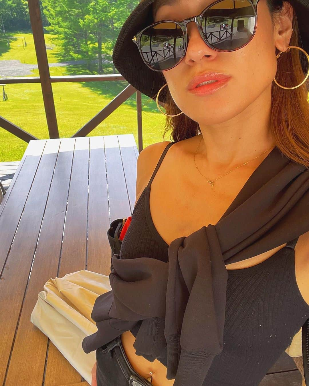 片桐舞子のインスタグラム：「Yesterday ⛰🌳🌞🏕🕶🎥  1日野外にいたから、確実にめっちゃ焼けたと思う😂  紫外線即吸収タイプ🫠  #富士山キャンプ #映像制作#propstylist#プロップスタイリスト #女性ad#横山組」