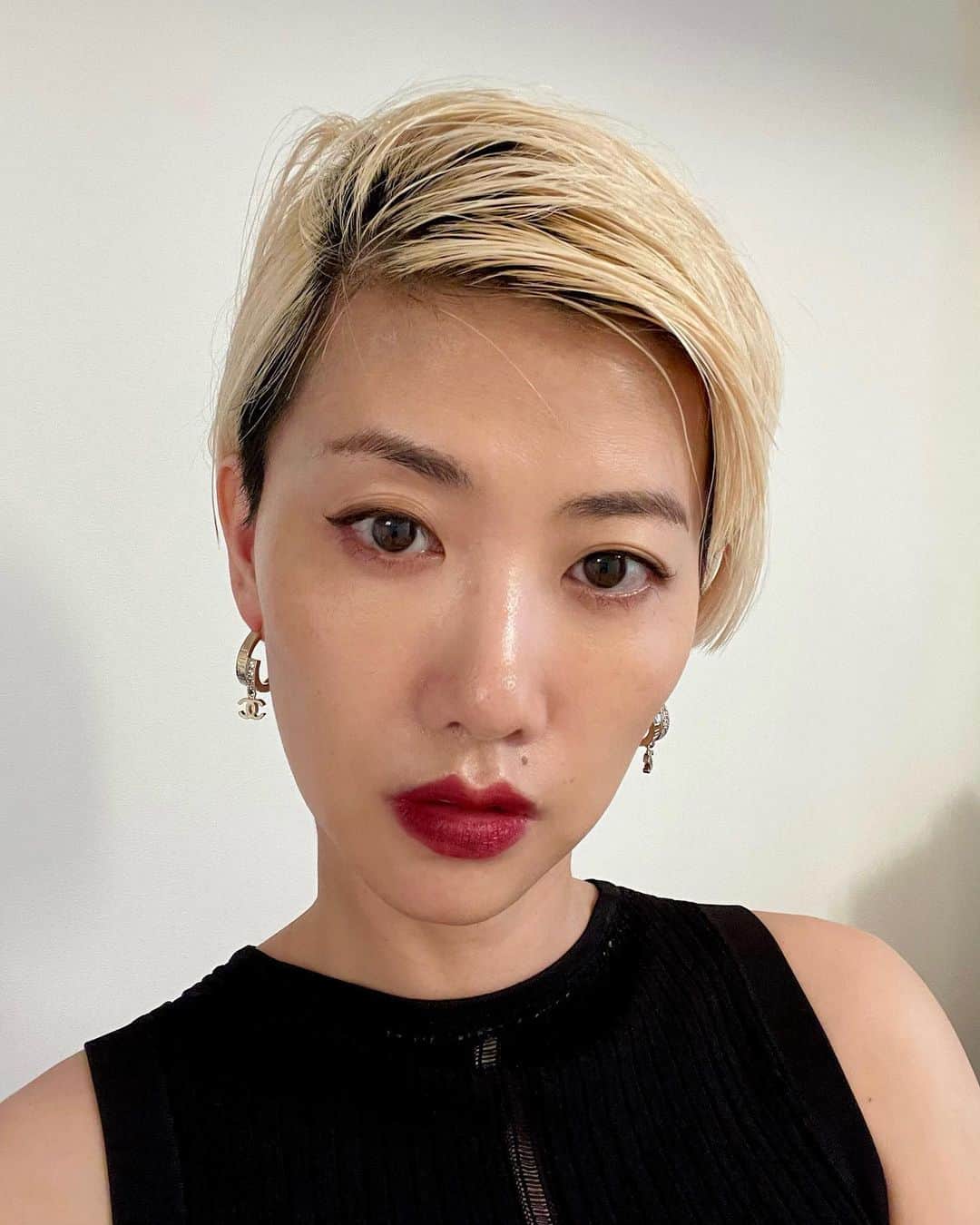 シェンのインスタグラム：「🆕Hairstyle✨たまには前髪あげるのもありかな❓😆  #視界良好 #前髪あげたら別人 🤣」