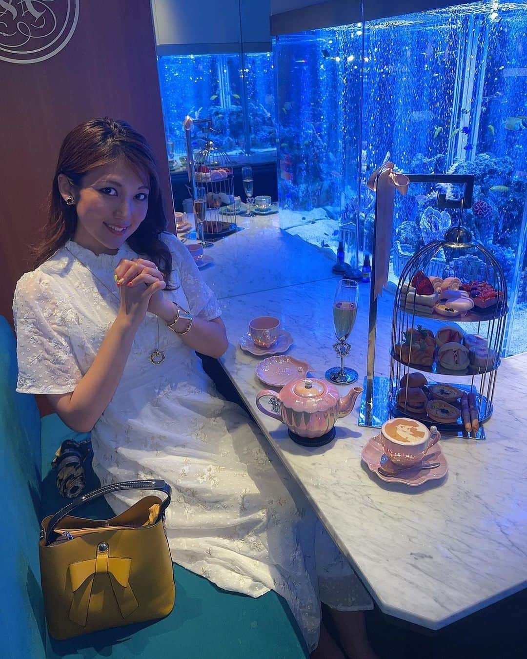 神谷麻美さんのインスタグラム写真 - (神谷麻美Instagram)「#アフタヌーンティー 可愛いっ💖🍰🫖💖✨️  目の前が水槽だから、癒されるっ🥰💖🐬✨️ 可愛い魚ちゃんいっぱいいるよ💖🐠💕✨️  カフェラテアートが、アリエルとかニモなの☕️💖✨️ 凄く可愛いっ🐠💖✨️  美味しかったぁ🥰🧁💖✨️  PR @aquarium_nautilus_ #アクアリウムレストランnautilus #アクアリウムレストラン #アフタヌーンティーセット #東京アフタヌーンティー #上野グルメ」5月19日 18時30分 - asamice428