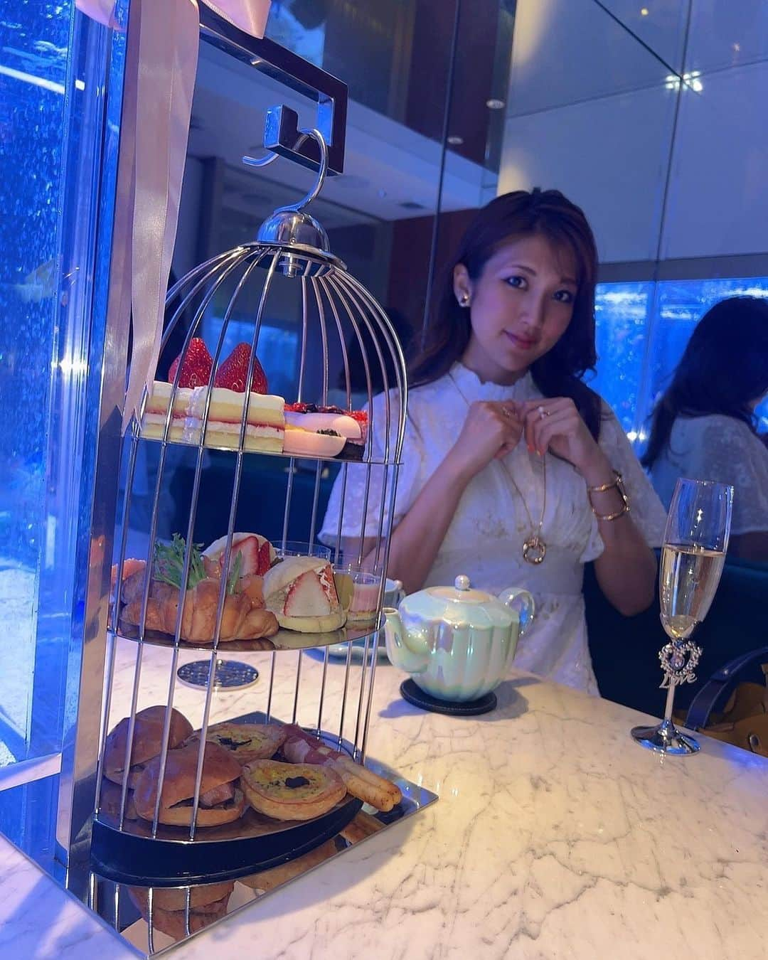 神谷麻美さんのインスタグラム写真 - (神谷麻美Instagram)「#アフタヌーンティー 可愛いっ💖🍰🫖💖✨️  目の前が水槽だから、癒されるっ🥰💖🐬✨️ 可愛い魚ちゃんいっぱいいるよ💖🐠💕✨️  カフェラテアートが、アリエルとかニモなの☕️💖✨️ 凄く可愛いっ🐠💖✨️  美味しかったぁ🥰🧁💖✨️  PR @aquarium_nautilus_ #アクアリウムレストランnautilus #アクアリウムレストラン #アフタヌーンティーセット #東京アフタヌーンティー #上野グルメ」5月19日 18時30分 - asamice428