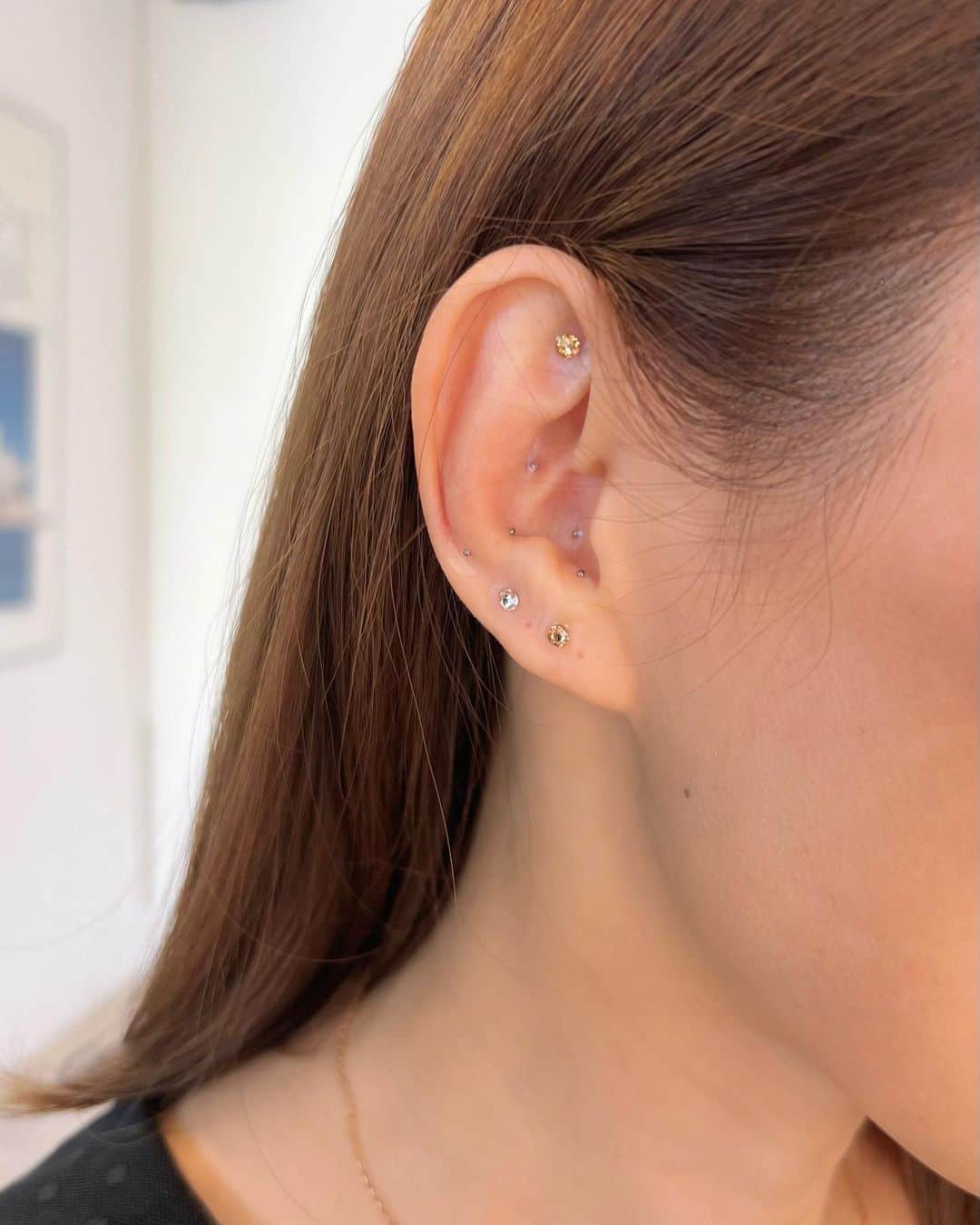 宮田綾子さんのインスタグラム写真 - (宮田綾子Instagram)「←51歳 美容✨拡大して耳元に注目してみて🦻✨さりげなくキラッと光るストーンが可愛いでしょ💎 今話題のイヤービューティセラピーの施術体験をしました！ 耳は全身の状態がわかる鏡と言われているらしく、耳と耳回りの神経に働きかけて全身の血流と代謝、自律神経のバランスを整えてくれるそう🤍 施術中は耳を見て、触るだけで「お腹が冷えてますね」とか「眠れてますか」とか私の体調を言い当ててくださいました、笑😹ばれてる 施術効果もすごい👏画像6枚目の半顔を見てみて！矢印の方だけ頬も口角も上がりました⤴︎ 👏  📢なんと！この耳つぼジュエリーを無料体験できて、施術者体験もできる無料体験講座が5月23日から定期的に行われているので是非皆さんも参加してみてください💎 無料体験講座の申し込みは以下からお願いします！ https://ebta.jp/taiken/ 日程は、5/23、6/3、6/13、6/23 1日3回各回先着10名なのでお友達と一緒にも行けますよ♩  私は数多くあるジュエリーラインからベージュ系を選びました🤍他にもピンクやブルーなどカラフルなものもたくさんあって、健康になりながらお洒落もできるのが良いですね💕 よく聞く一般的に思われている耳つぼとはまた違っているので、ぜひ皆さん体験してくさい♩ @ebta_ear_beauty      #EBTA #イヤービューティセラピー®︎ #耳つぼジュエリー #イヤービューティセラピスト協会 #耳を飾って美しくなる #pr #アラフィフ美容 #アラフォー美容 #50代美容 #40代美容」5月19日 18時31分 - ayako__miyata