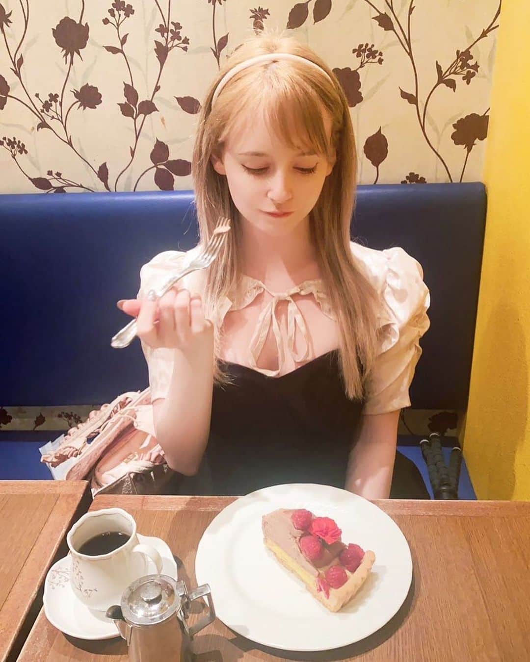 ジェマ・ルイーズのインスタグラム：「チョコレートラスベリーケーキ🌹 一緒に食べよう？？」