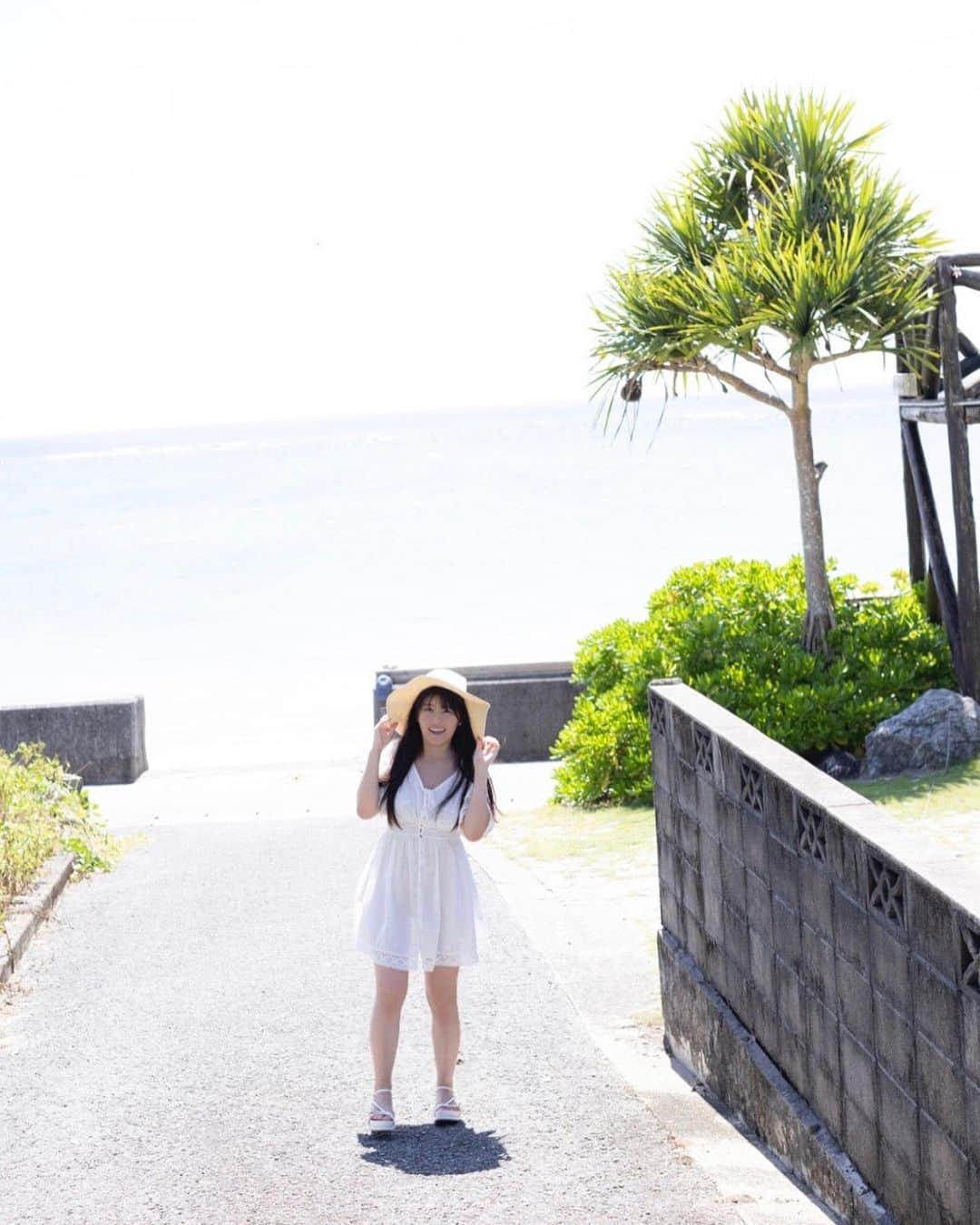 ちとせよしののインスタグラム：「夏が！きたぞーーーっ！！☀️  来月の宮古島ロケ楽しみ(*￣ω￣) 雨降りませんように🙏🏻  ところで私の脚、子どもみたいじゃない？👧🏻😹😹😹w  #ちとせよしの2nd写真集 #グラビア #portrait #ワンピース #麦わら帽子 #奄美大島」