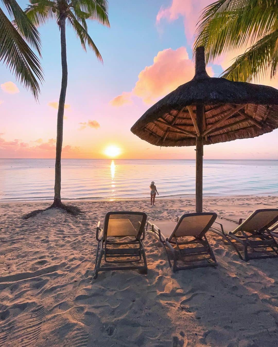 さんのインスタグラム写真 - (Instagram)「A collection of the beautiful resort views from my trip to Mauritius 🏝️ @mauritius.tourism ✨ Which is your fave 1, 2, 3, 4….10?  My first stay was in Flic en Flac @sandssuitesresortandspa then to the south western tip to Le Morne @paradisbeachcomber and then north to @theoberoimauritius 🌊  Each resort and each location brought something special and unique to this trip. The @sandssuitesresortandspa was ideally located not too far from the airport and also within reach of exploring the Black River region. These morning sunrise views were beyond breathtaking. @paradisbeachcomber sits on an idyllic beachfront of white sand and turquoise water with the grandness of Le Morne Brabant in the background. There is so much to do in this area from exploring Chamarel, visiting the Seven coloured earth Geopark and waterfall, rum tasting at a rum distillery and taking a seaplane from La Prairie beach to view the underwater waterfall illusion 🪸  About an hour away is Blue bay marine park, a turquoise dream where you can snorkel and even take a day trip on a catamaran to Ile aux Cerfs - a dreamy island paradise that even has a waterfall 🏝️   As you venture north to @theoberoimauritius you’ll get the chance to stop and explore the Hindu Sacred water temple in Grand Bassin and take in the majestic views. Another must stop is @escalecreole for some delicious authentic creole food right in the home of the most beautiful locals.   Once you reach the Oberoi resort you might not want to leave. It has the best snorkeling right there and wild dolphin and turtle swims straight from the boathouse 🐢   All my stays, tours, where to eat and travel tips are now on my blog {link in bio} so you can start planning your island getaway ☀️   And if you’re Perth based you can now take a direct flight to Mauritius with @airmauritius and be in paradise before you know it ✈️  #MauritiusNow #mauritius #africa #luxuryresort #travelcommunity #perthblogger #airmauritius」5月19日 18時34分 - helen_jannesonbense