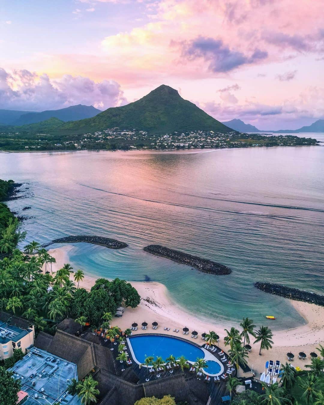 さんのインスタグラム写真 - (Instagram)「A collection of the beautiful resort views from my trip to Mauritius 🏝️ @mauritius.tourism ✨ Which is your fave 1, 2, 3, 4….10?  My first stay was in Flic en Flac @sandssuitesresortandspa then to the south western tip to Le Morne @paradisbeachcomber and then north to @theoberoimauritius 🌊  Each resort and each location brought something special and unique to this trip. The @sandssuitesresortandspa was ideally located not too far from the airport and also within reach of exploring the Black River region. These morning sunrise views were beyond breathtaking. @paradisbeachcomber sits on an idyllic beachfront of white sand and turquoise water with the grandness of Le Morne Brabant in the background. There is so much to do in this area from exploring Chamarel, visiting the Seven coloured earth Geopark and waterfall, rum tasting at a rum distillery and taking a seaplane from La Prairie beach to view the underwater waterfall illusion 🪸  About an hour away is Blue bay marine park, a turquoise dream where you can snorkel and even take a day trip on a catamaran to Ile aux Cerfs - a dreamy island paradise that even has a waterfall 🏝️   As you venture north to @theoberoimauritius you’ll get the chance to stop and explore the Hindu Sacred water temple in Grand Bassin and take in the majestic views. Another must stop is @escalecreole for some delicious authentic creole food right in the home of the most beautiful locals.   Once you reach the Oberoi resort you might not want to leave. It has the best snorkeling right there and wild dolphin and turtle swims straight from the boathouse 🐢   All my stays, tours, where to eat and travel tips are now on my blog {link in bio} so you can start planning your island getaway ☀️   And if you’re Perth based you can now take a direct flight to Mauritius with @airmauritius and be in paradise before you know it ✈️  #MauritiusNow #mauritius #africa #luxuryresort #travelcommunity #perthblogger #airmauritius」5月19日 18時34分 - helen_jannesonbense