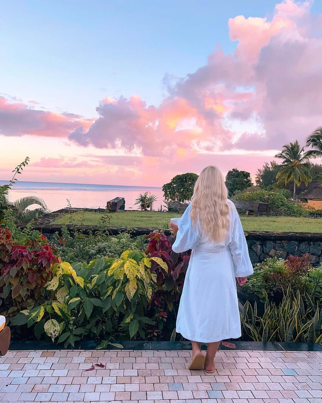 さんのインスタグラム写真 - (Instagram)「A collection of the beautiful resort views from my trip to Mauritius 🏝️ @mauritius.tourism ✨ Which is your fave 1, 2, 3, 4….10?  My first stay was in Flic en Flac @sandssuitesresortandspa then to the south western tip to Le Morne @paradisbeachcomber and then north to @theoberoimauritius 🌊  Each resort and each location brought something special and unique to this trip. The @sandssuitesresortandspa was ideally located not too far from the airport and also within reach of exploring the Black River region. These morning sunrise views were beyond breathtaking. @paradisbeachcomber sits on an idyllic beachfront of white sand and turquoise water with the grandness of Le Morne Brabant in the background. There is so much to do in this area from exploring Chamarel, visiting the Seven coloured earth Geopark and waterfall, rum tasting at a rum distillery and taking a seaplane from La Prairie beach to view the underwater waterfall illusion 🪸  About an hour away is Blue bay marine park, a turquoise dream where you can snorkel and even take a day trip on a catamaran to Ile aux Cerfs - a dreamy island paradise that even has a waterfall 🏝️   As you venture north to @theoberoimauritius you’ll get the chance to stop and explore the Hindu Sacred water temple in Grand Bassin and take in the majestic views. Another must stop is @escalecreole for some delicious authentic creole food right in the home of the most beautiful locals.   Once you reach the Oberoi resort you might not want to leave. It has the best snorkeling right there and wild dolphin and turtle swims straight from the boathouse 🐢   All my stays, tours, where to eat and travel tips are now on my blog {link in bio} so you can start planning your island getaway ☀️   And if you’re Perth based you can now take a direct flight to Mauritius with @airmauritius and be in paradise before you know it ✈️  #MauritiusNow #mauritius #africa #luxuryresort #travelcommunity #perthblogger #airmauritius」5月19日 18時34分 - helen_jannesonbense