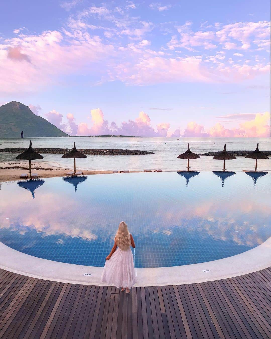 のインスタグラム：「A collection of the beautiful resort views from my trip to Mauritius 🏝️ @mauritius.tourism ✨ Which is your fave 1, 2, 3, 4….10?  My first stay was in Flic en Flac @sandssuitesresortandspa then to the south western tip to Le Morne @paradisbeachcomber and then north to @theoberoimauritius 🌊  Each resort and each location brought something special and unique to this trip. The @sandssuitesresortandspa was ideally located not too far from the airport and also within reach of exploring the Black River region. These morning sunrise views were beyond breathtaking. @paradisbeachcomber sits on an idyllic beachfront of white sand and turquoise water with the grandness of Le Morne Brabant in the background. There is so much to do in this area from exploring Chamarel, visiting the Seven coloured earth Geopark and waterfall, rum tasting at a rum distillery and taking a seaplane from La Prairie beach to view the underwater waterfall illusion 🪸  About an hour away is Blue bay marine park, a turquoise dream where you can snorkel and even take a day trip on a catamaran to Ile aux Cerfs - a dreamy island paradise that even has a waterfall 🏝️   As you venture north to @theoberoimauritius you’ll get the chance to stop and explore the Hindu Sacred water temple in Grand Bassin and take in the majestic views. Another must stop is @escalecreole for some delicious authentic creole food right in the home of the most beautiful locals.   Once you reach the Oberoi resort you might not want to leave. It has the best snorkeling right there and wild dolphin and turtle swims straight from the boathouse 🐢   All my stays, tours, where to eat and travel tips are now on my blog {link in bio} so you can start planning your island getaway ☀️   And if you’re Perth based you can now take a direct flight to Mauritius with @airmauritius and be in paradise before you know it ✈️  #MauritiusNow #mauritius #africa #luxuryresort #travelcommunity #perthblogger #airmauritius」